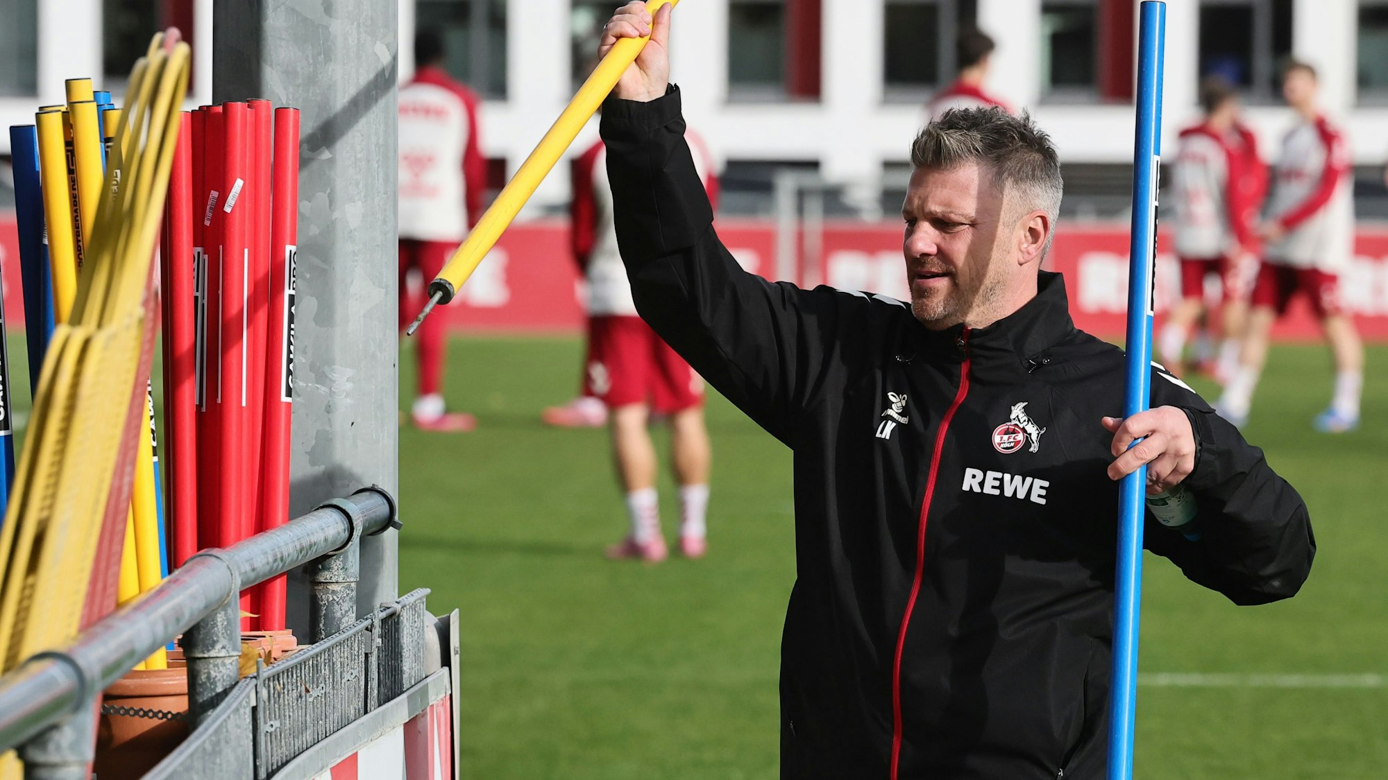Lukas Kwasniok bereitet eine Trainingseinheit beim 1. FC Köln vor.