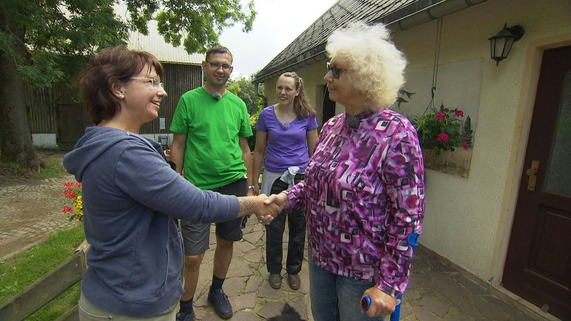 Krankenschwester Sandra begrüßt Thomas' Mutter. (Bild: RTL)