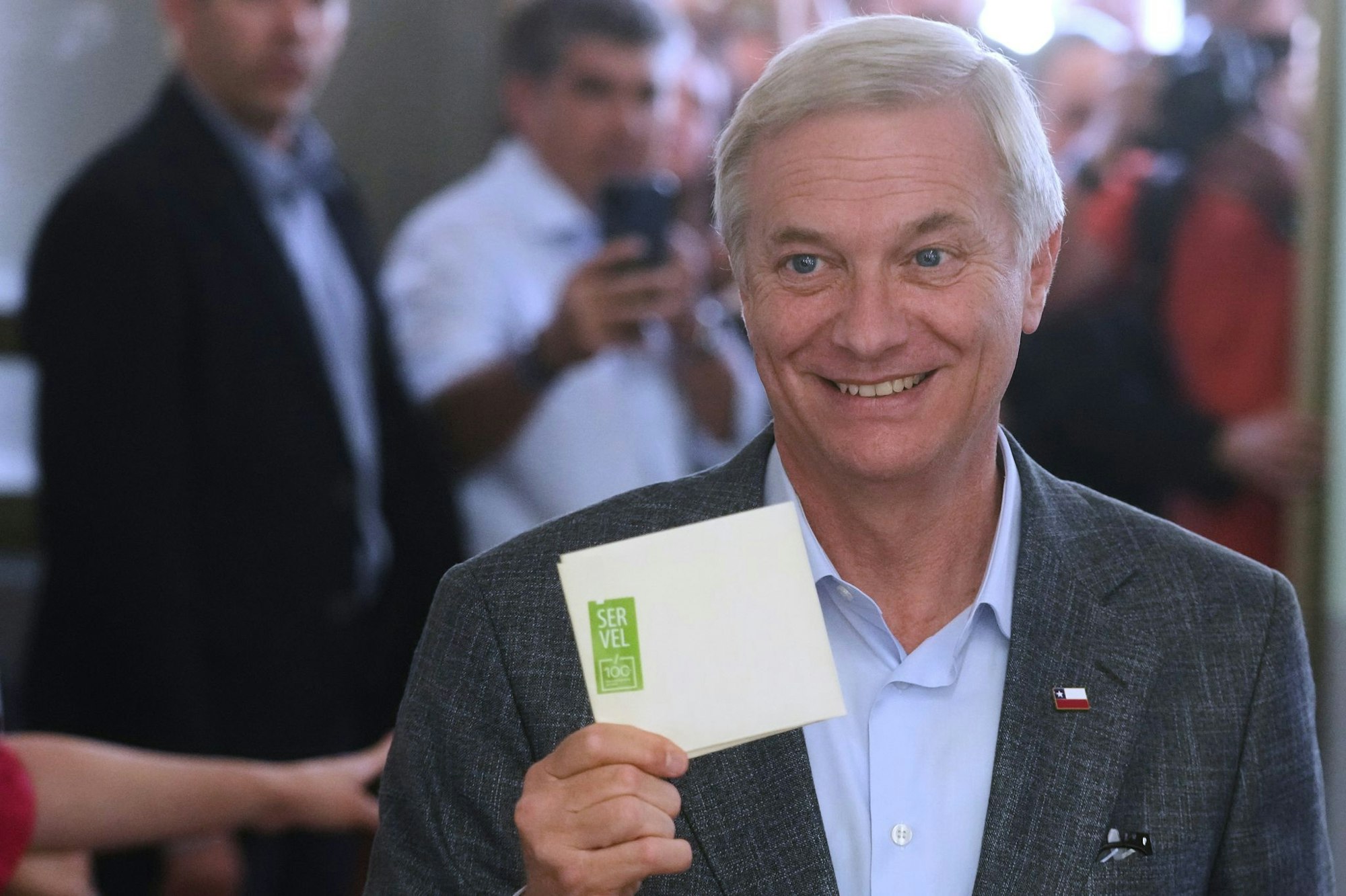 Der deutschstämmige Rechtspolitiker Kast wird wohl gegen die Kommunistin Jara in die Stichwahl ziehen.