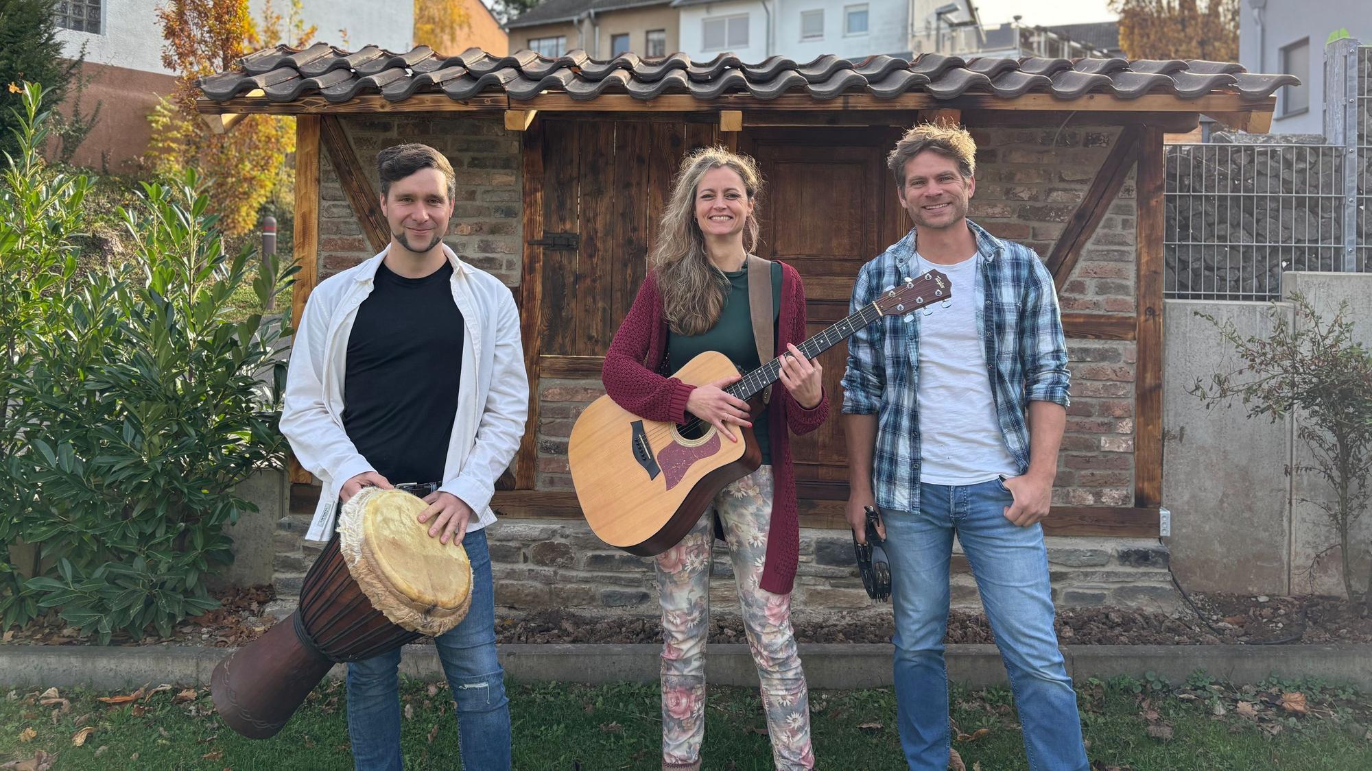 Kai Gehlen, Jana Lindhorst und Uwe Reetz stehen nebeneinander in einem Garten.