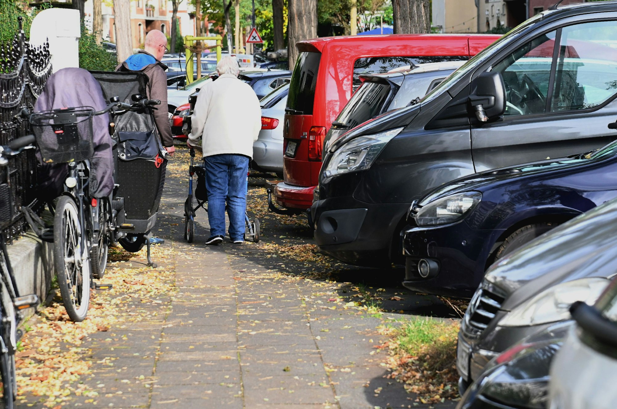 22.10.2025 Köln. An vielen Orten in Köln blockieren parkende Autos die Gehwege, so dass Fußgänger die Stellen nicht mehr problemlos passieren können. Dass Falschparker den Bürgersteig blockieren, kommt aufgrund der Parkplatznot häufig vor. Siebengebirgsallee. Foto: Alexander Schwaiger