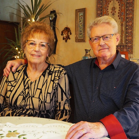 Ein Paar sitzt an einem Tisch.