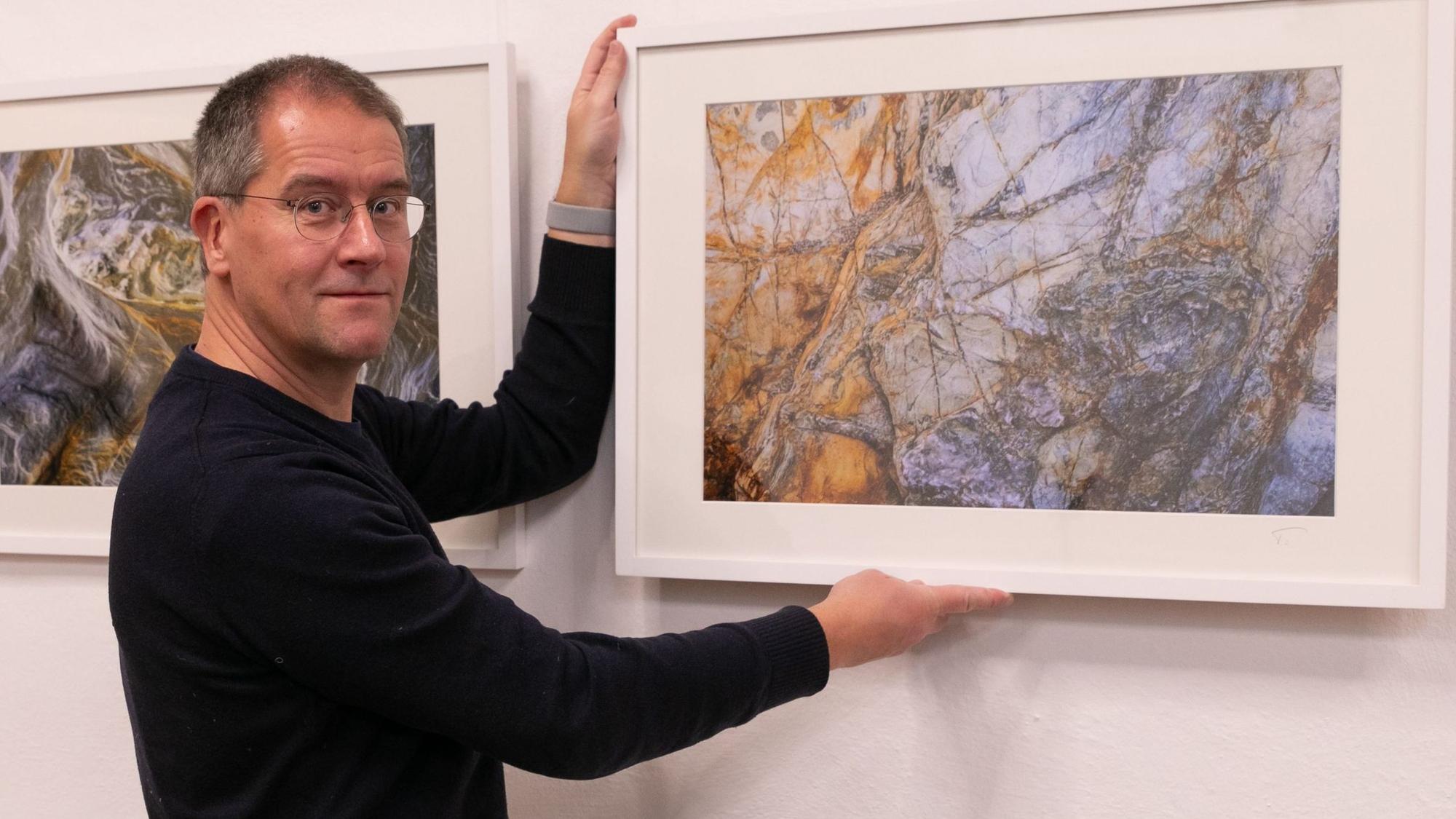 VFotograf Andreas Türpe mit seinen Bildern der Ausstellung „Wasser und Stein“.