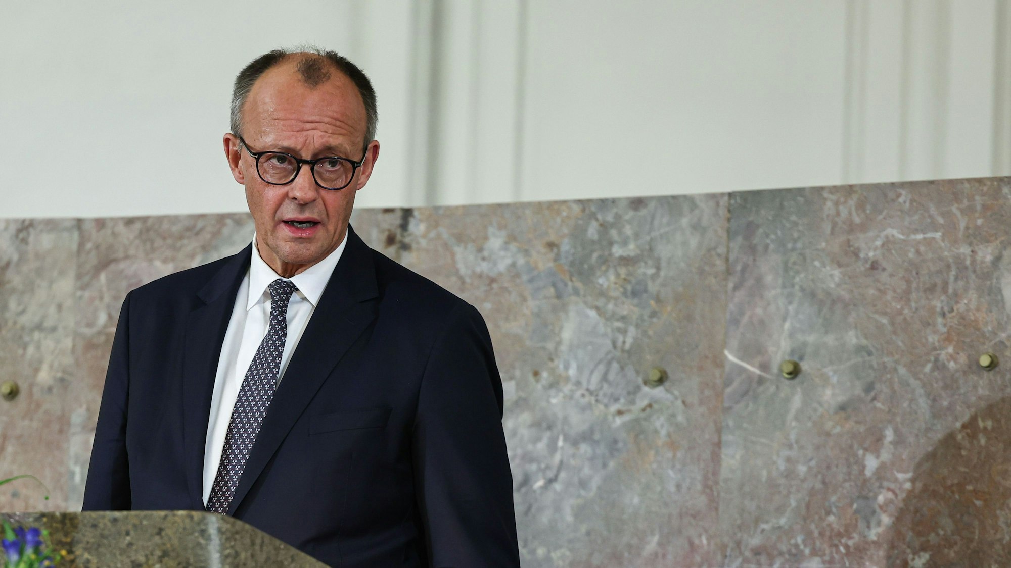 Bundeskanzler Friedrich Merz (CDU) bei einer Veranstaltung in Frankfurt. Die britische Presse hat sich ausführlich mit der wirtschaftlichen Situation Deutschlands beschäftigt.