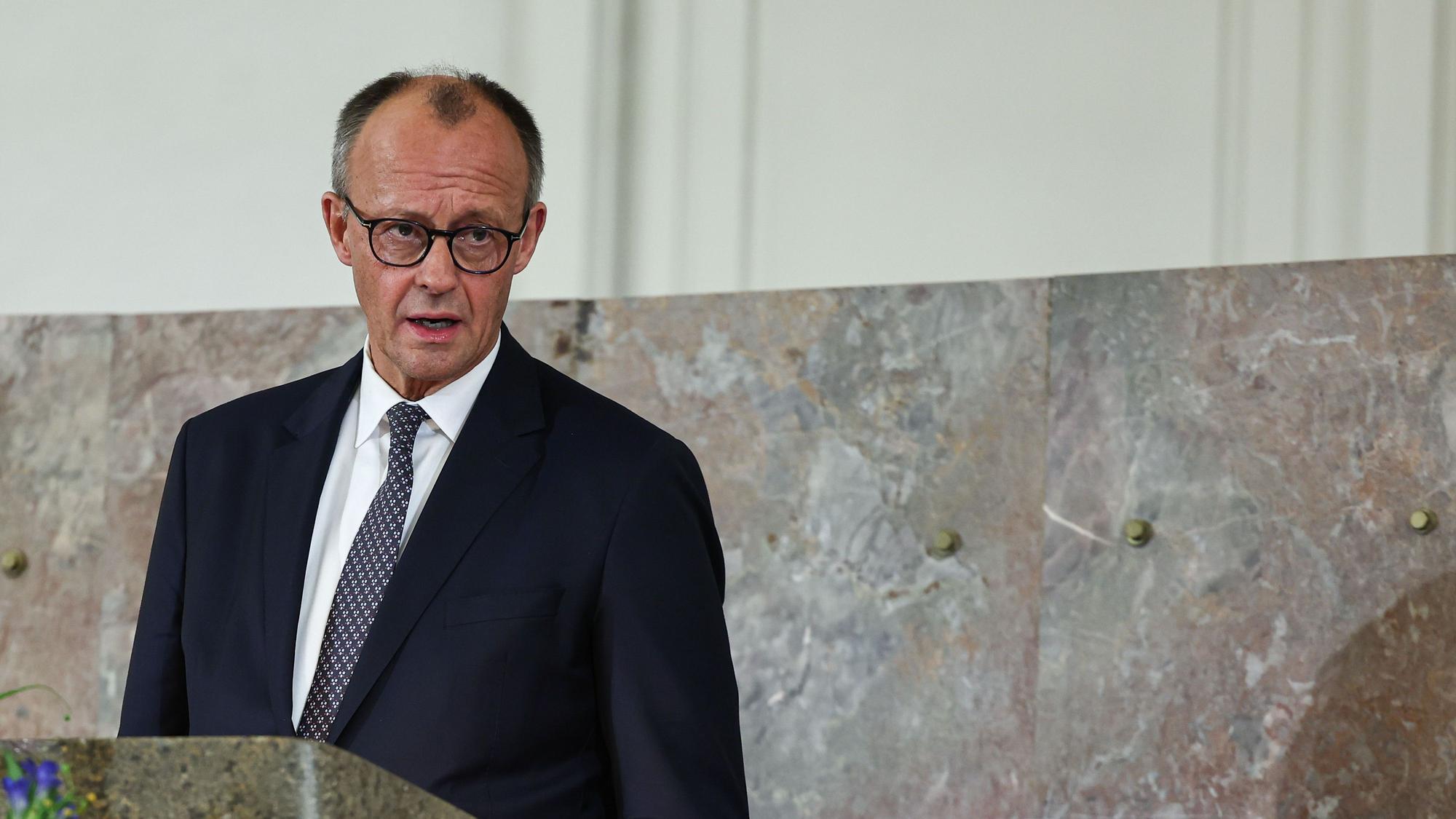 Bundeskanzler Friedrich Merz (CDU) bei einer Veranstaltung in Frankfurt. Die britische Presse hat sich ausführlich mit der wirtschaftlichen Situation Deutschlands beschäftigt.