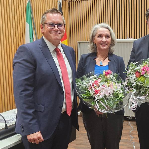 Zu sehen sind Bedburgs Bürgermeister Sascha Solbach sowie seine Stellvertreter Angelika Dreikhausen, Albert Steffens und Markus La Noutelle.