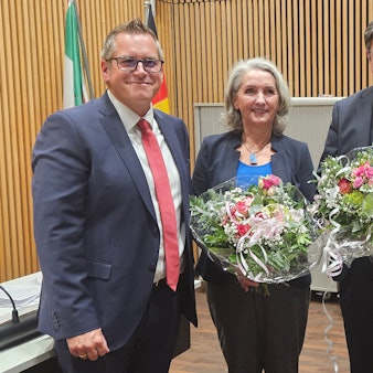 Zu sehen sind Bedburgs Bürgermeister Sascha Solbach sowie seine Stellvertreter Angelika Dreikhausen, Albert Steffens und Markus La Noutelle.