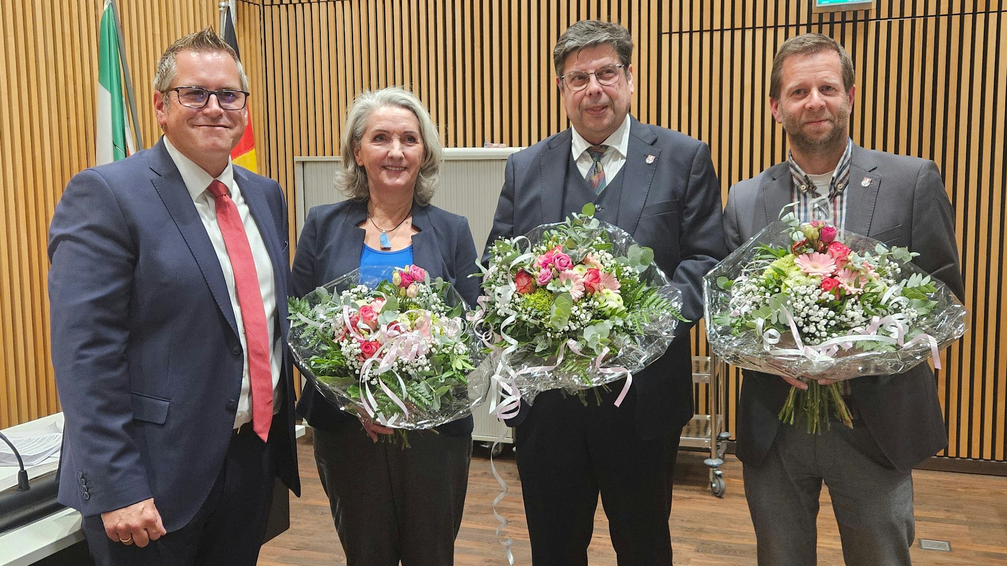 Zu sehen sind Bedburgs Bürgermeister Sascha Solbach sowie seine Stellvertreter Angelika Dreikhausen, Albert Steffens und Markus La Noutelle.
