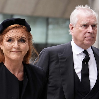 Sarah Ferguson und Andrew Mountbatten-Windsor gehen in die Westminster Abbey.