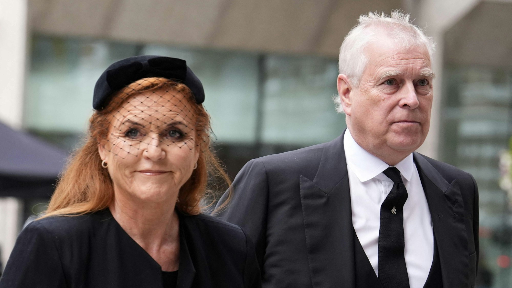 Fergie und Andrew gehen nebeneinander.