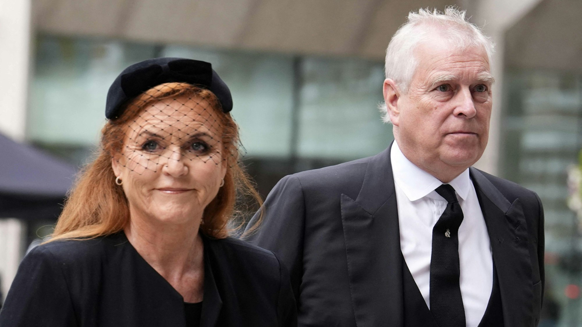 Sarah Ferguson und Andrew Mountbatten-Windsor gehen in die Westminster Abbey.
