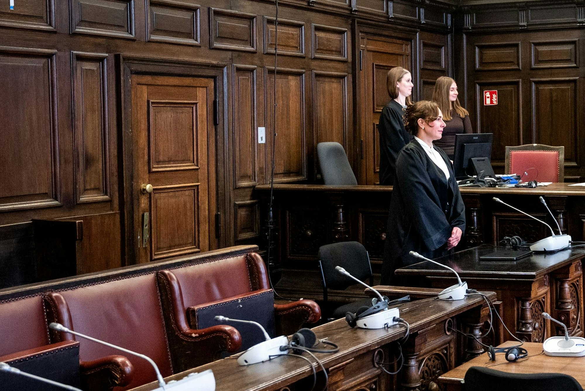 Die Verteidigerin steht zunächst ohne ihre Mandantin im Gerichtsaal. Die wahrscheinlich psychisch kranke Beschuldigte wird erst hereingeführt, nachdem die Fotografen gegangen sind.