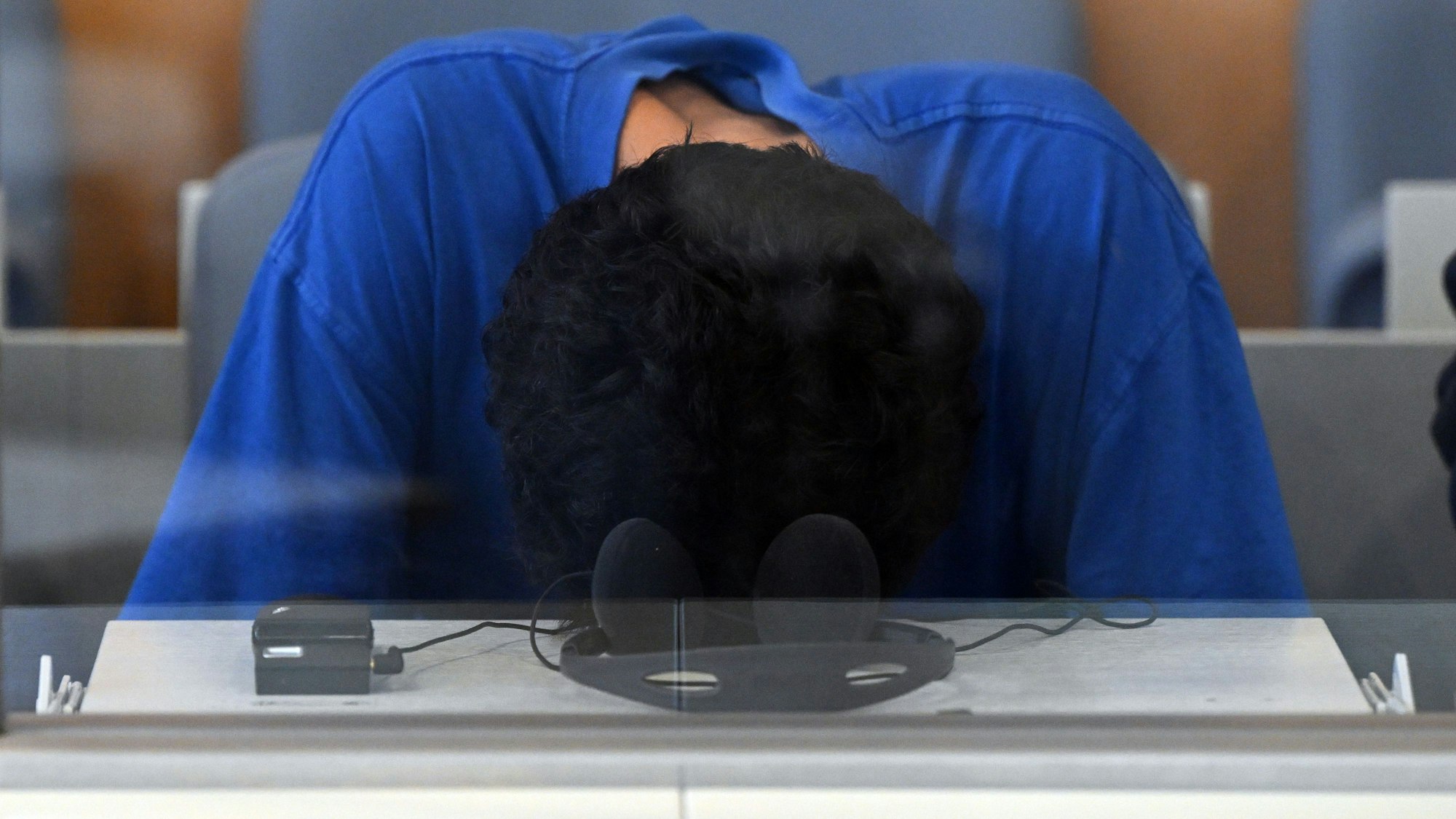 Der Angeklagte im Gerichtssaal des Oberlandesgerichts. Auf dem Stadtfest in Solingen hatte der Syrer Issa Al H. (27) drei Menschen erstochen.