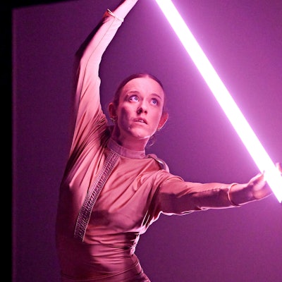 Tänzerin Joy Kammin mit Leuchtstoffröhre