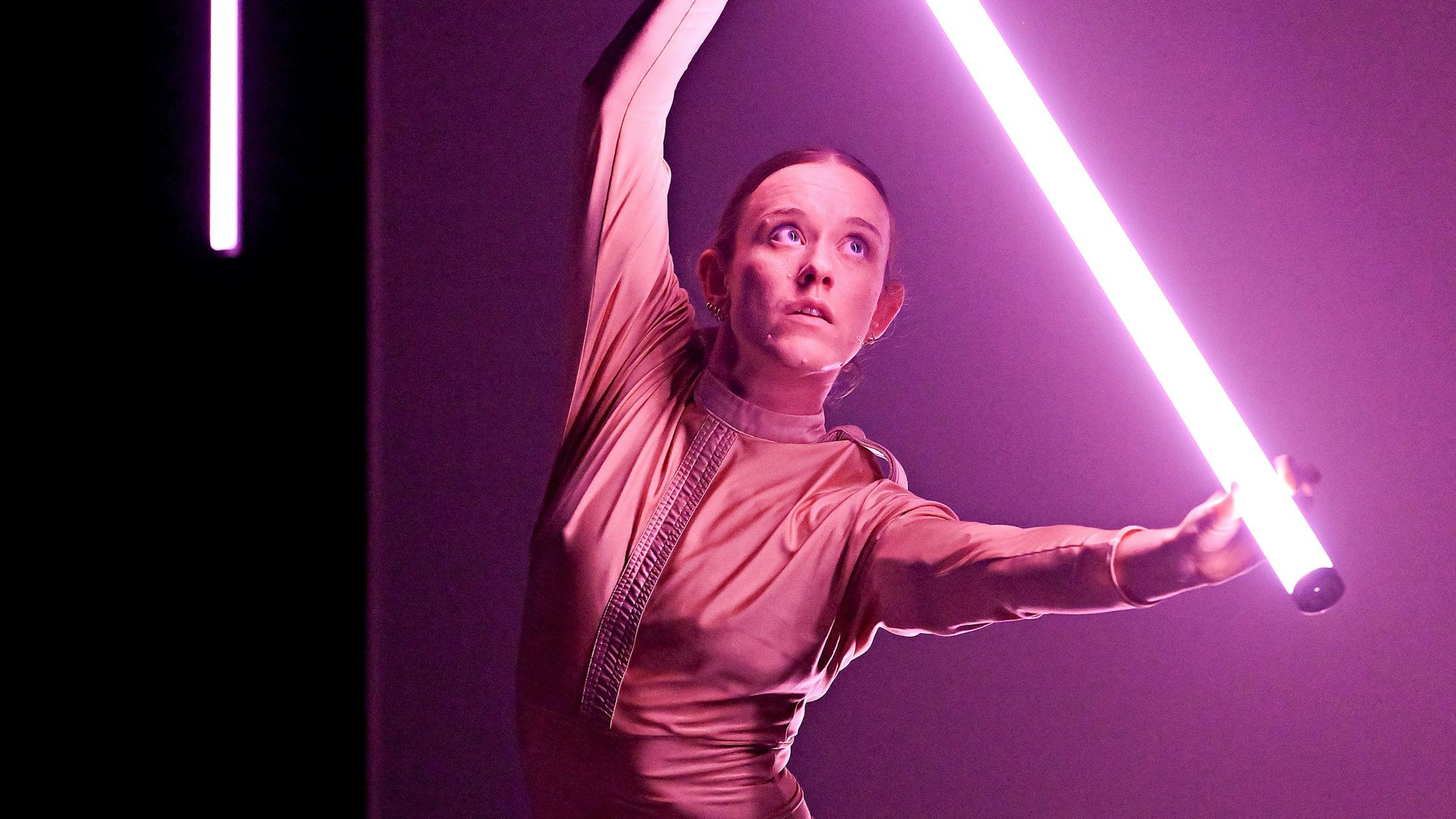 Tänzerin Joy Kammin mit Leuchtstoffröhre