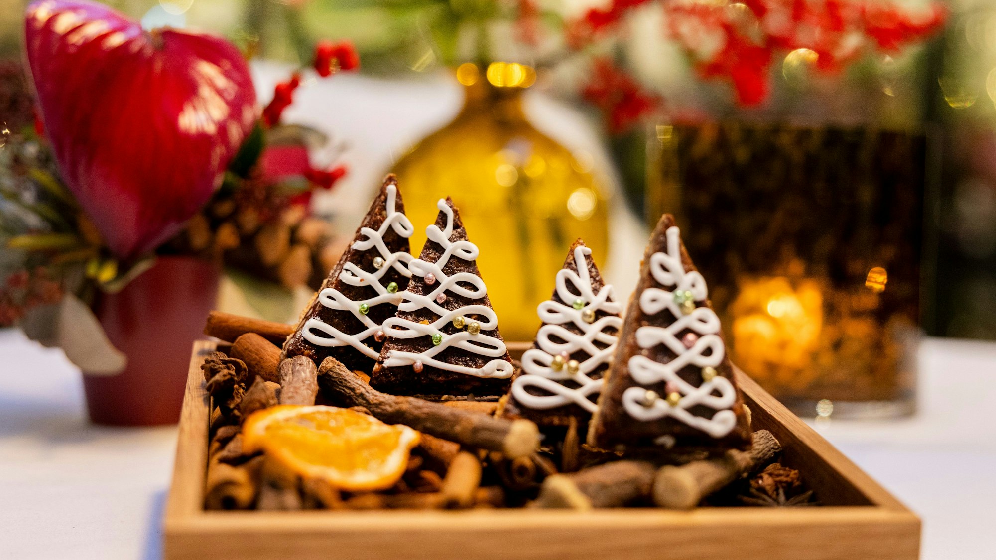 17.11.2025, Köln: Leser*innen des Kölner Stadt-Anzeiger backen unter der Anleitung von Franziska Claßen und Pavel Tanev im Excelsior Hotel Ernst Weihnachtsplätzchen.
Foto: Michael Bause