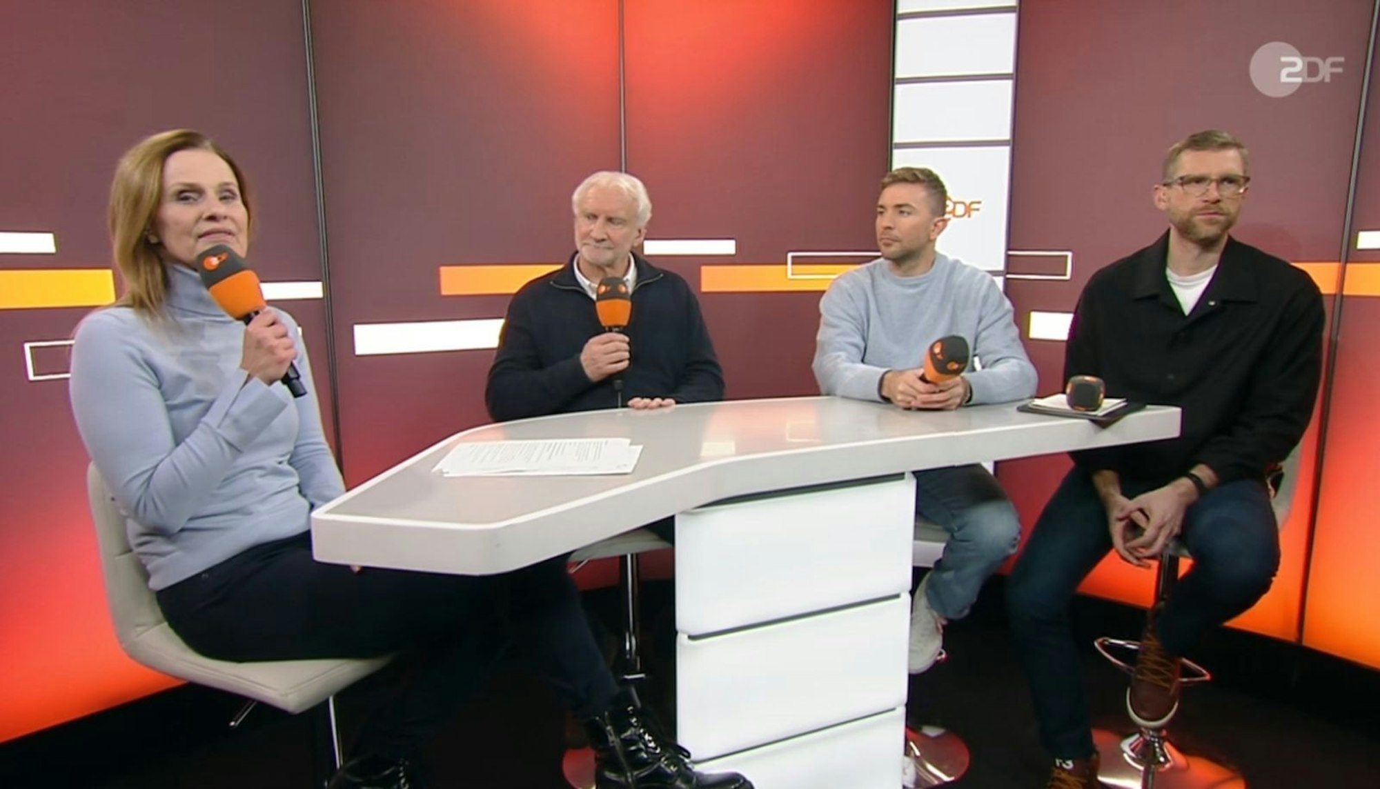 Sportdirektor Rudi Völler (Zweiter von links) schaute nach dem 6:0-Triumph gut gelaunt zum Talk im ZDF-Studio vorbei. (Bild: ZDF)