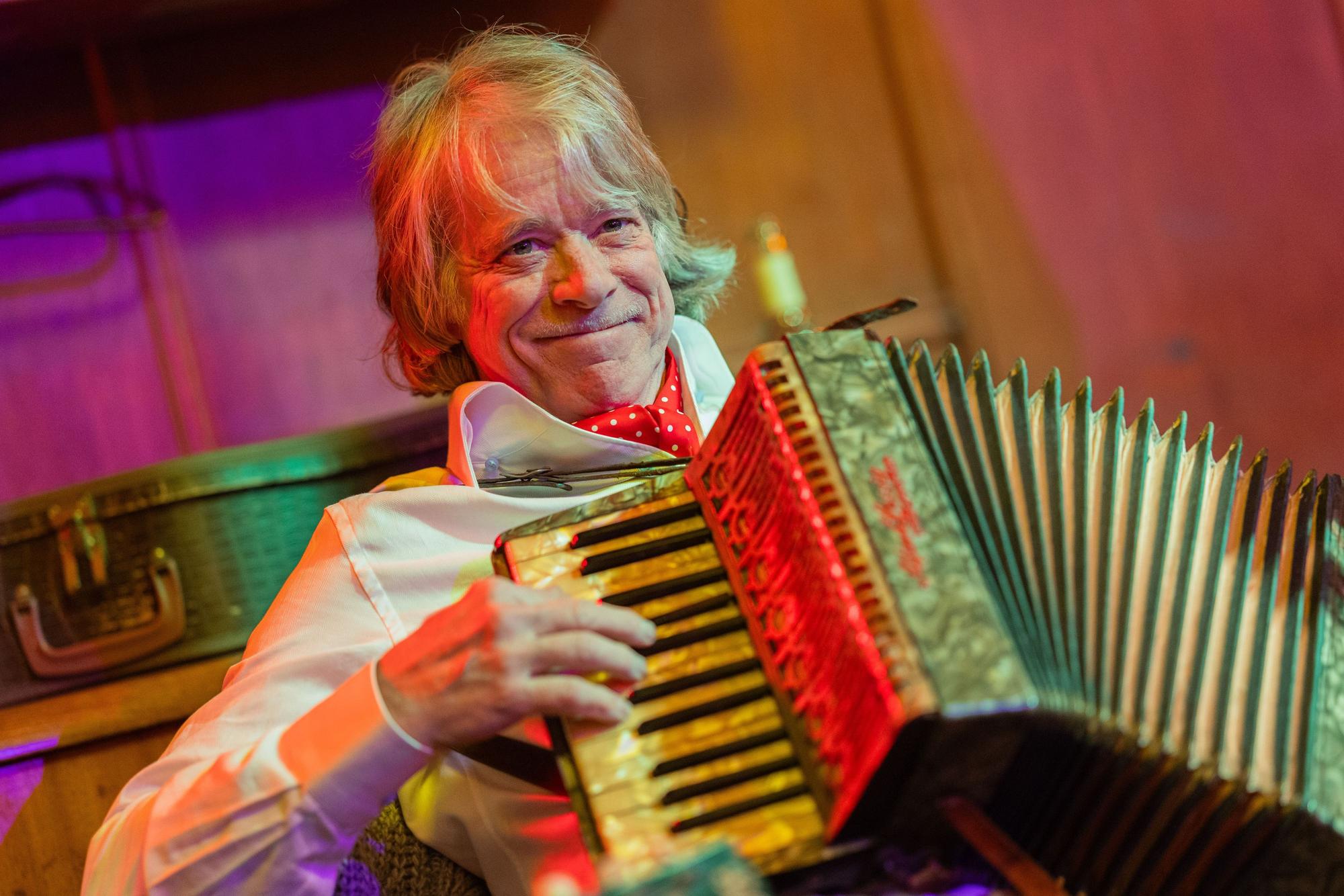 Entertainer Helge Schneider spielt bei einer Pressekonferenz zu seiner neuen Tournee "Ellbogen vom Tich" Akkordeon.