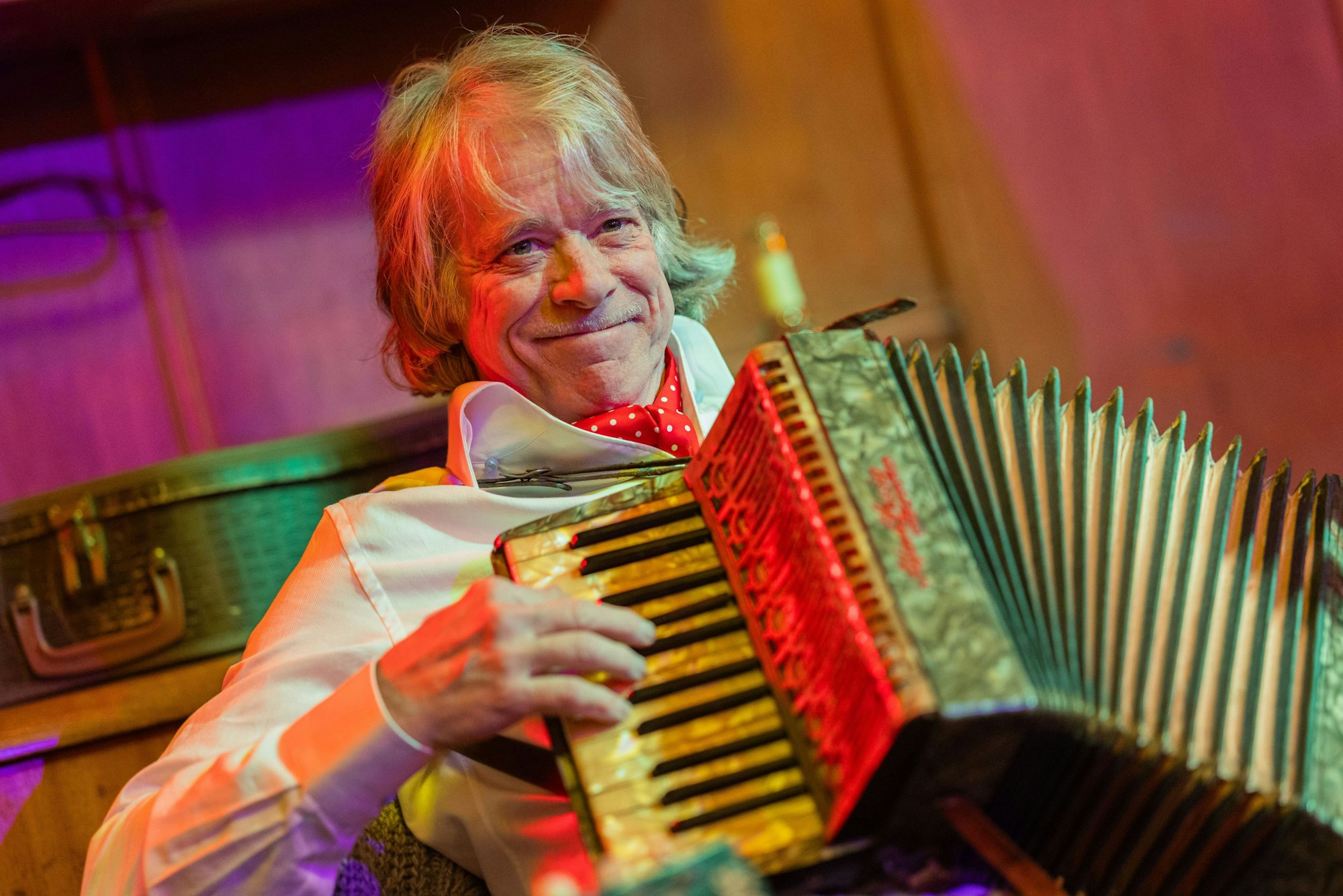 Entertainer Helge Schneider spielt bei einer Pressekonferenz zu seiner neuen Tournee "Ellbogen vom Tich" Akkordeon.