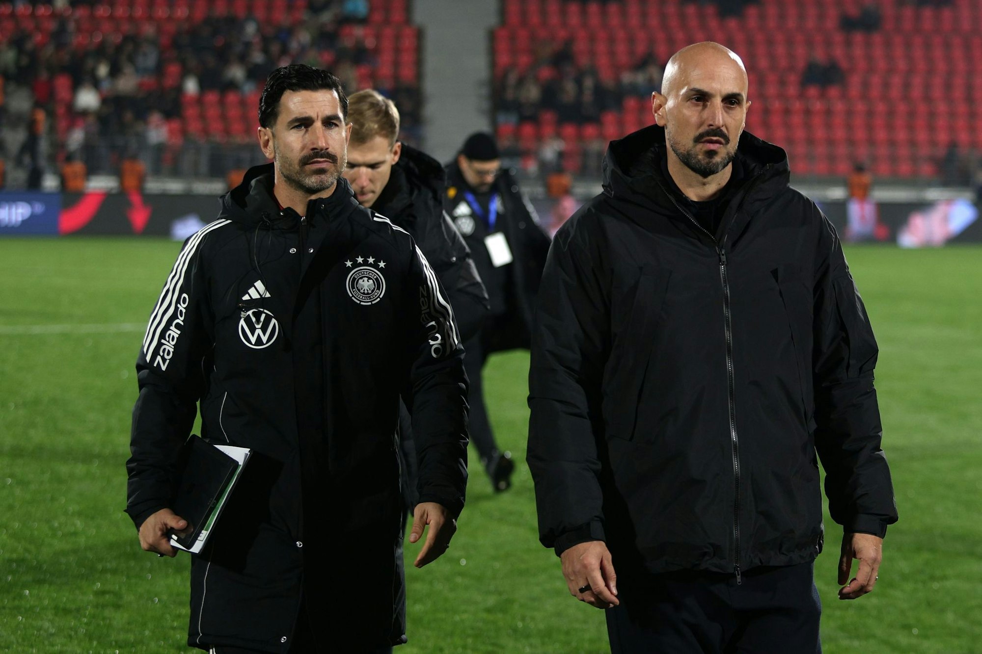 Trainer Antonio Di Salvo (r) musste lange auf die Führung warten.