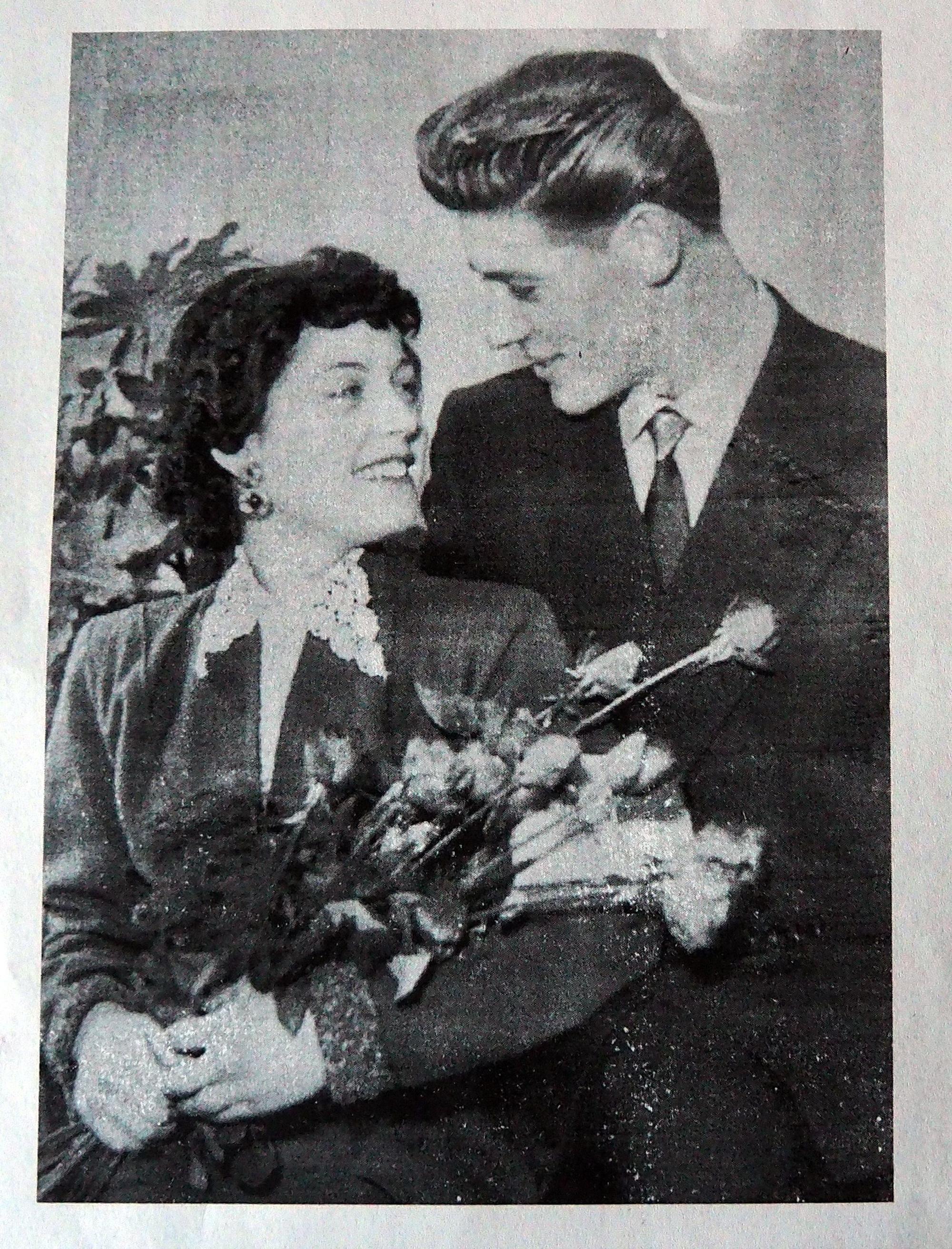 Ein Schwarz-Weiß-Bild zeigt das Hochzeitsfoto eines jungen Paares.