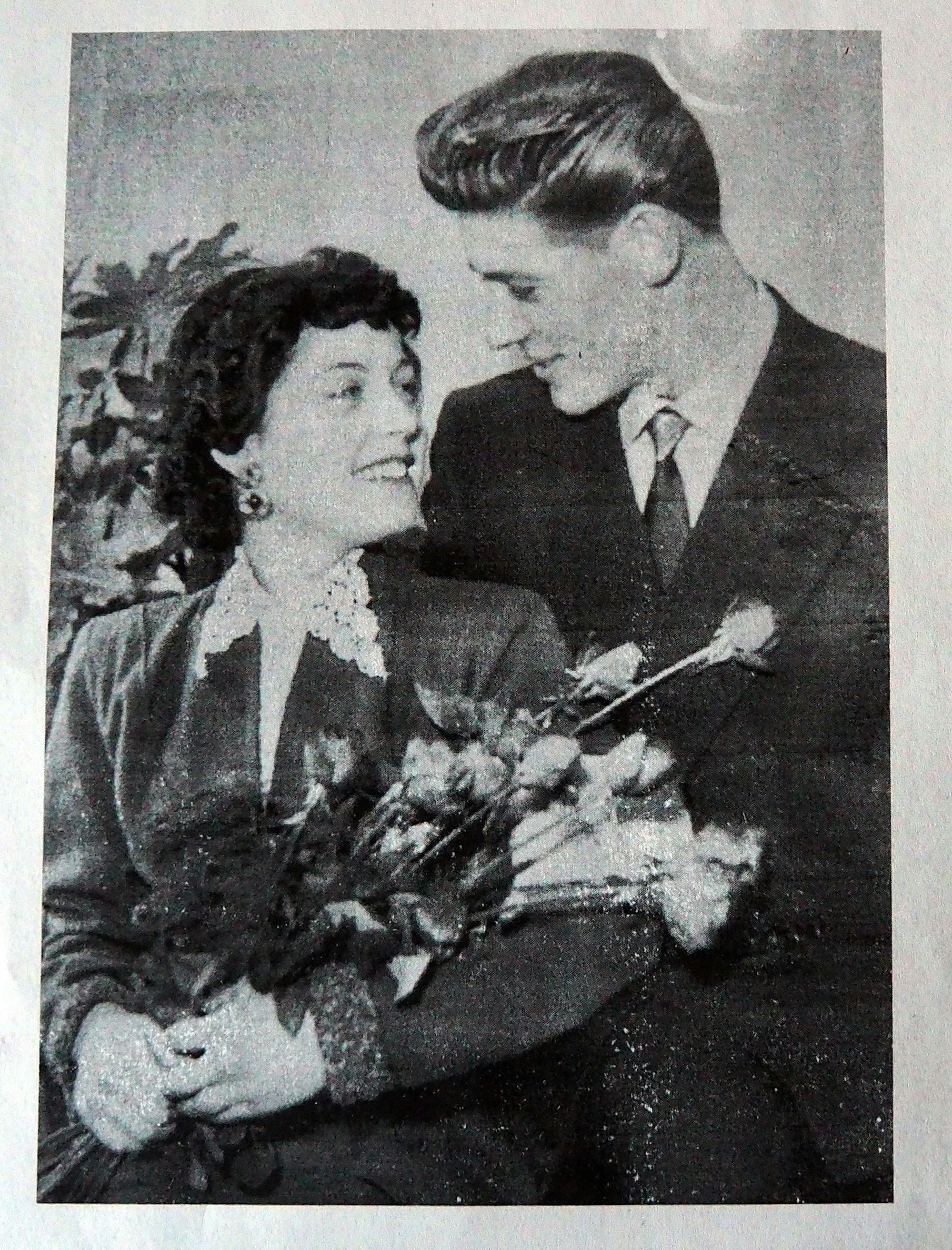 Ein Schwarz-Weiß-Bild zeigt das Hochzeitsfoto eines jungen Paares.