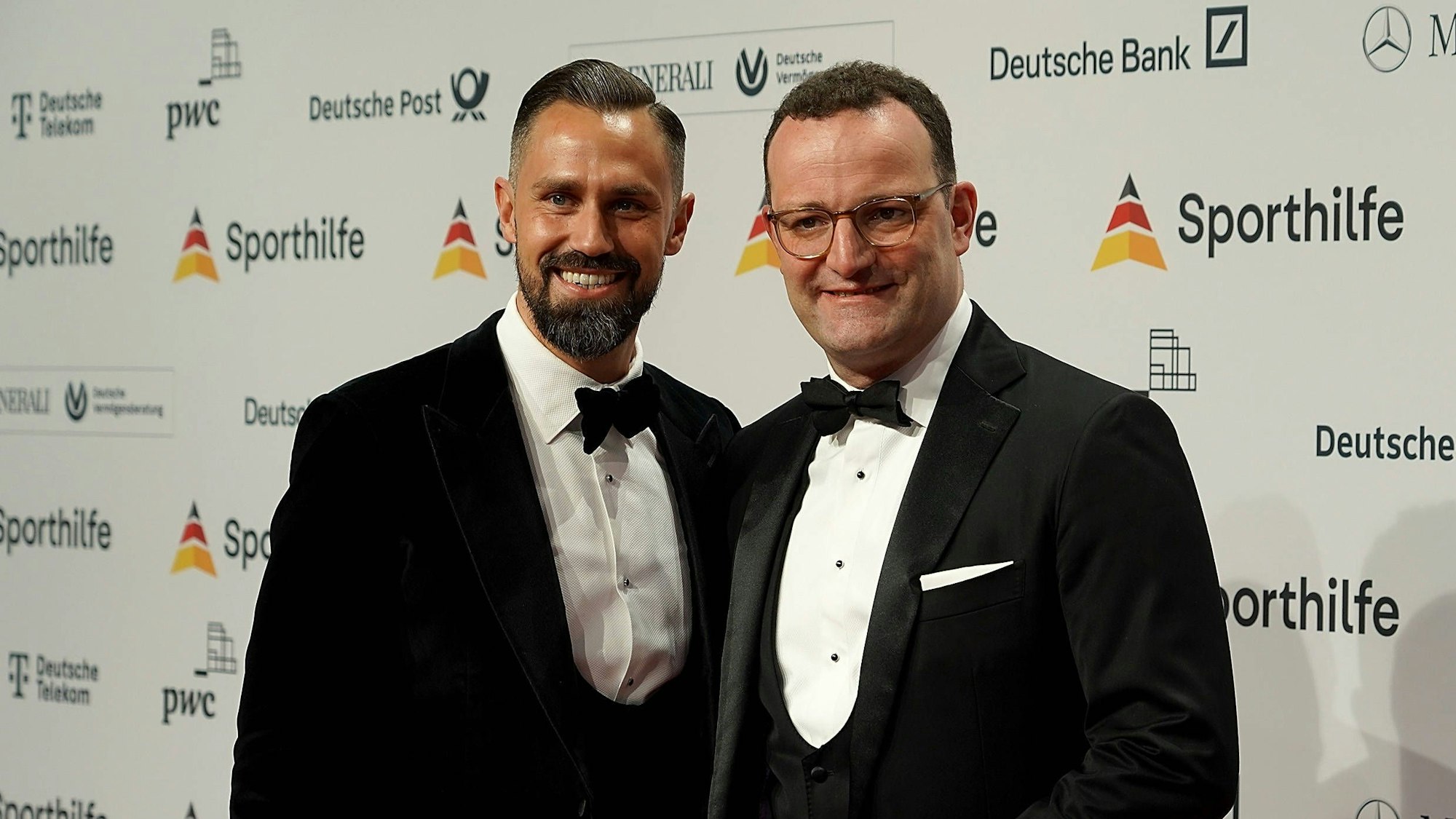 Jens Spahn (r) mit seinem Ehemann Daniel Funke beim Ball des Sports der Stiftung Deutsche Sporthilfe 2023.