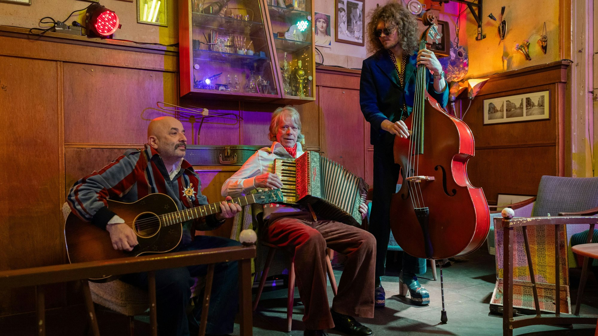 18.11.2025, Nordrhein-Westfalen, Köln: Entertainer Helge Schneider (M) spielt bei einer Pressekonferenz zu seiner neuen Tournee "Ellbogen vom Tich" Akkordeon. Ab dem 13. Februar 2026 startet seine Tour mit den traditionellen Karnevalskonzerten in der Kölner Philharmonie, danach stehen fast 100 Konzerte in Deutschland, Österreich, der Schweiz, in Luxemburg und Südtirol auf dem Plan. Foto: Rolf Vennenbernd/dpa +++ dpa-Bildfunk +++
