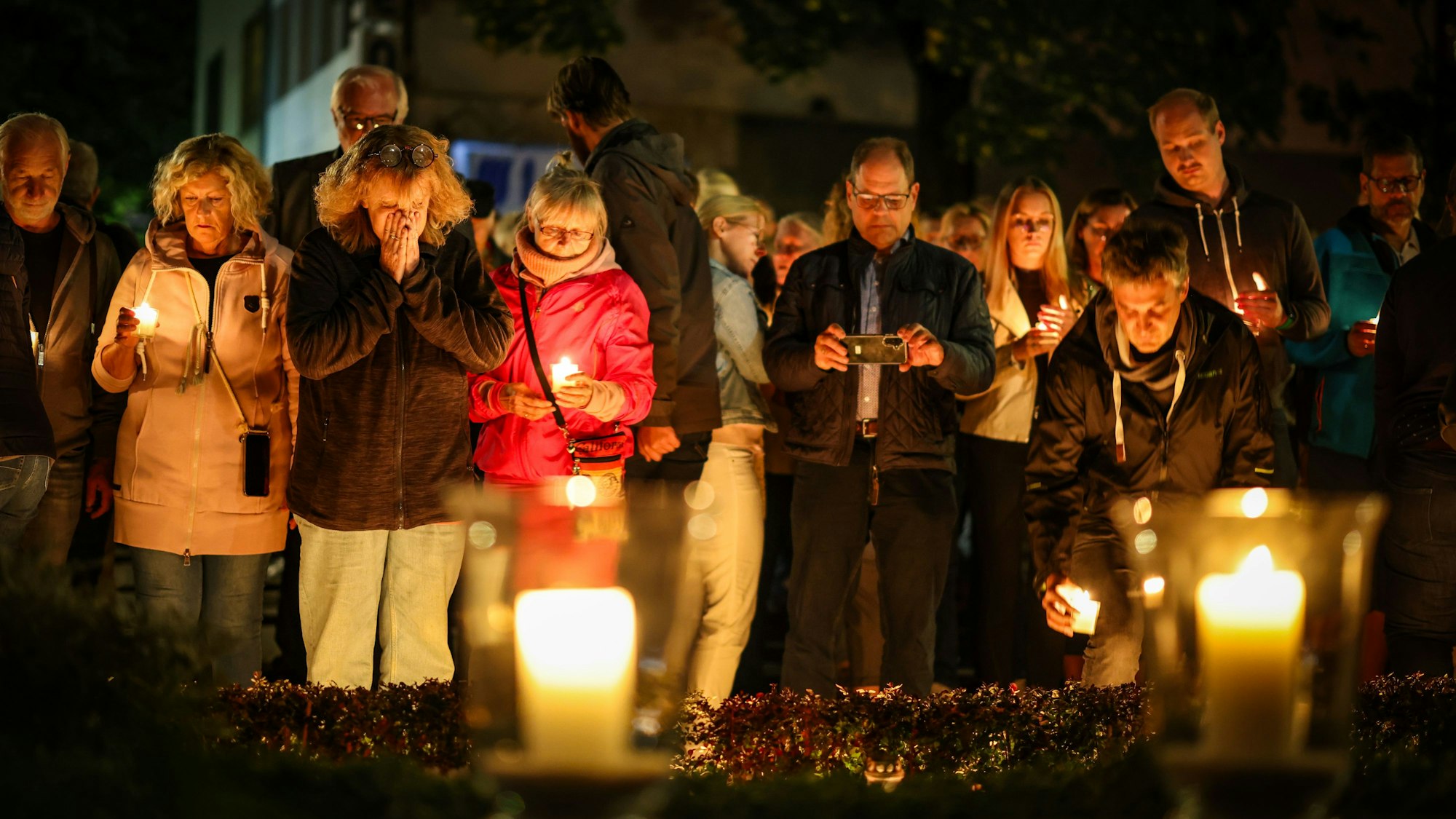 Am Abend zur Tatzeit um 21.37 Uhr stellten Menschen Kerzen an der Gedenkstelle in der Nähe des Tatorts des Attentats vom 23.8.2024 ab. (Archivbild)