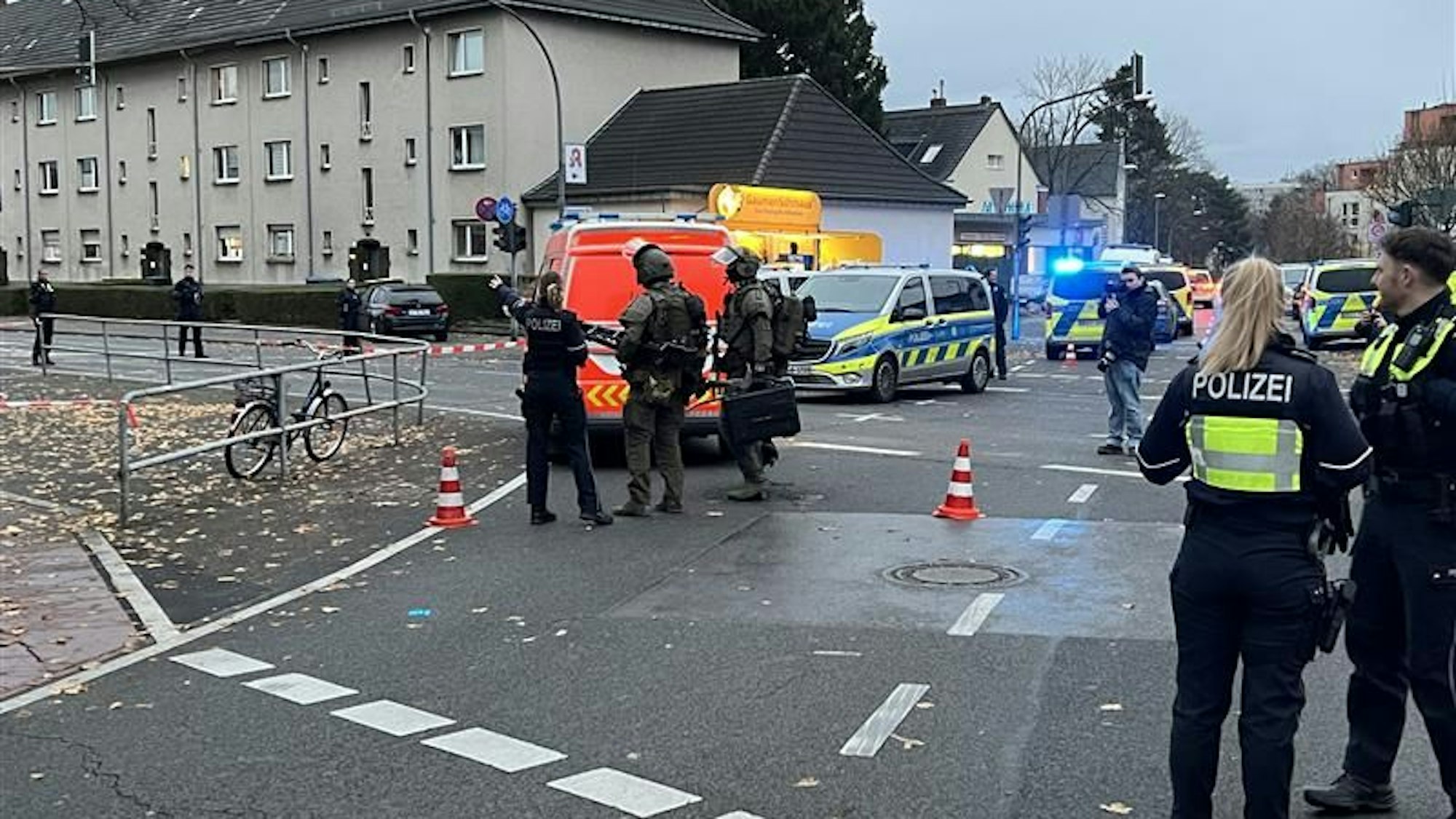 Die Polizei ist aktuell mit einem Großaufgebot in Ossendorf im Einsatz