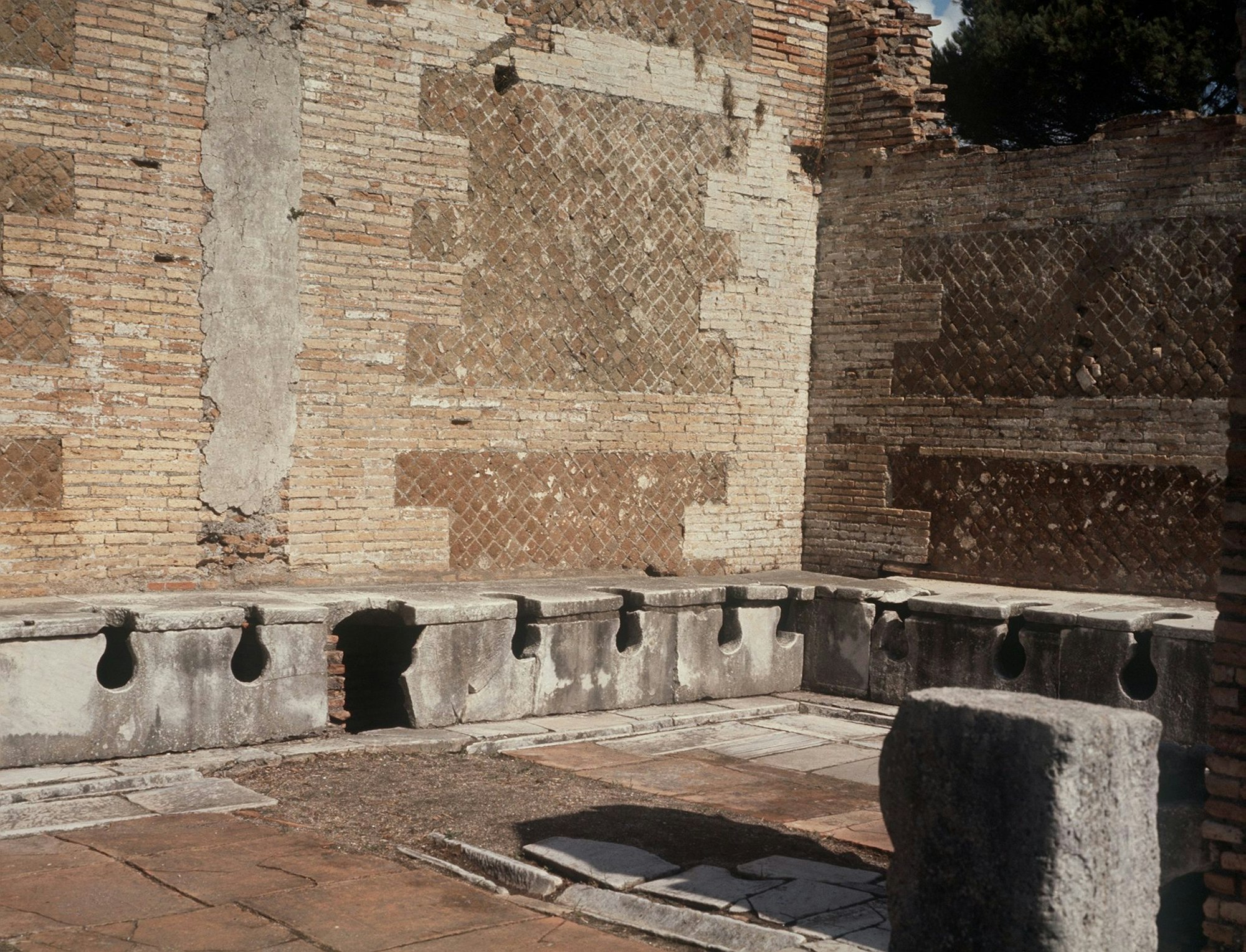 Die alten Römer saßen oft Schulter an Schulter, um ihr Geschäft zu verrichten. (Archivbild)