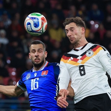 17.11.2025, Sachsen, Leipzig: Fußball: WM-Qualifikation Europa, Deutschland - Slowakei, Gruppenphase, Gruppe A, 6. Spieltag, Red Bull Arena. Leon Goretzka (Deutschland, r) und Dávid Hancko (Slowakei) kämpfen um den Ball. Foto: Jan Woitas/dpa +++ dpa-Bildfunk +++