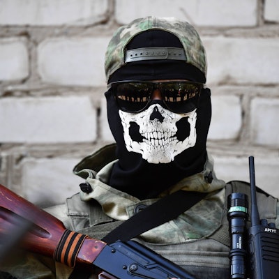 Ein russischer Soldat trägt eine Maske mit einem Totenkopf-Aufdruck. Die Neonazi-Gruppe Russitsch will nun Belohnungen für die Hinrichtung von Ukrainern zahlen. (Archivbild)