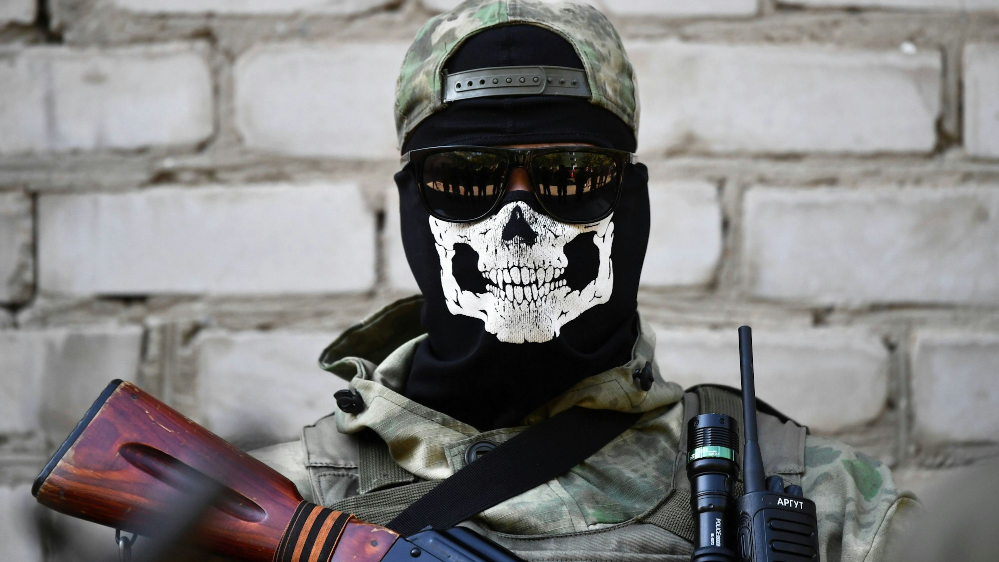Ein russischer Soldat trägt eine Maske mit einem Totenkopf-Aufdruck. Die Neonazi-Gruppe Russitsch will nun Belohnungen für die Hinrichtung von Ukrainern zahlen. (Archivbild)