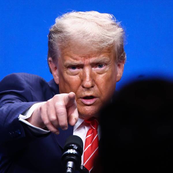 US-Präsident Donald Trump zeigt bei einer Pressekonferenz mit dem Finger auf einen Reporter. (Archivbild)