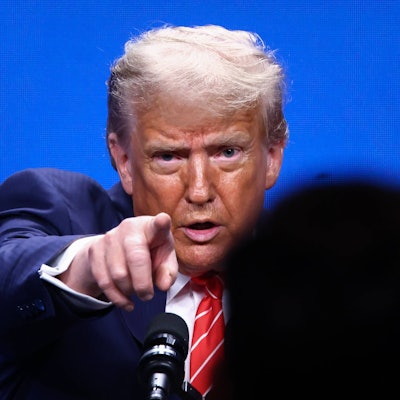 US-Präsident Donald Trump zeigt bei einer Pressekonferenz mit dem Finger auf einen Reporter. (Archivbild)