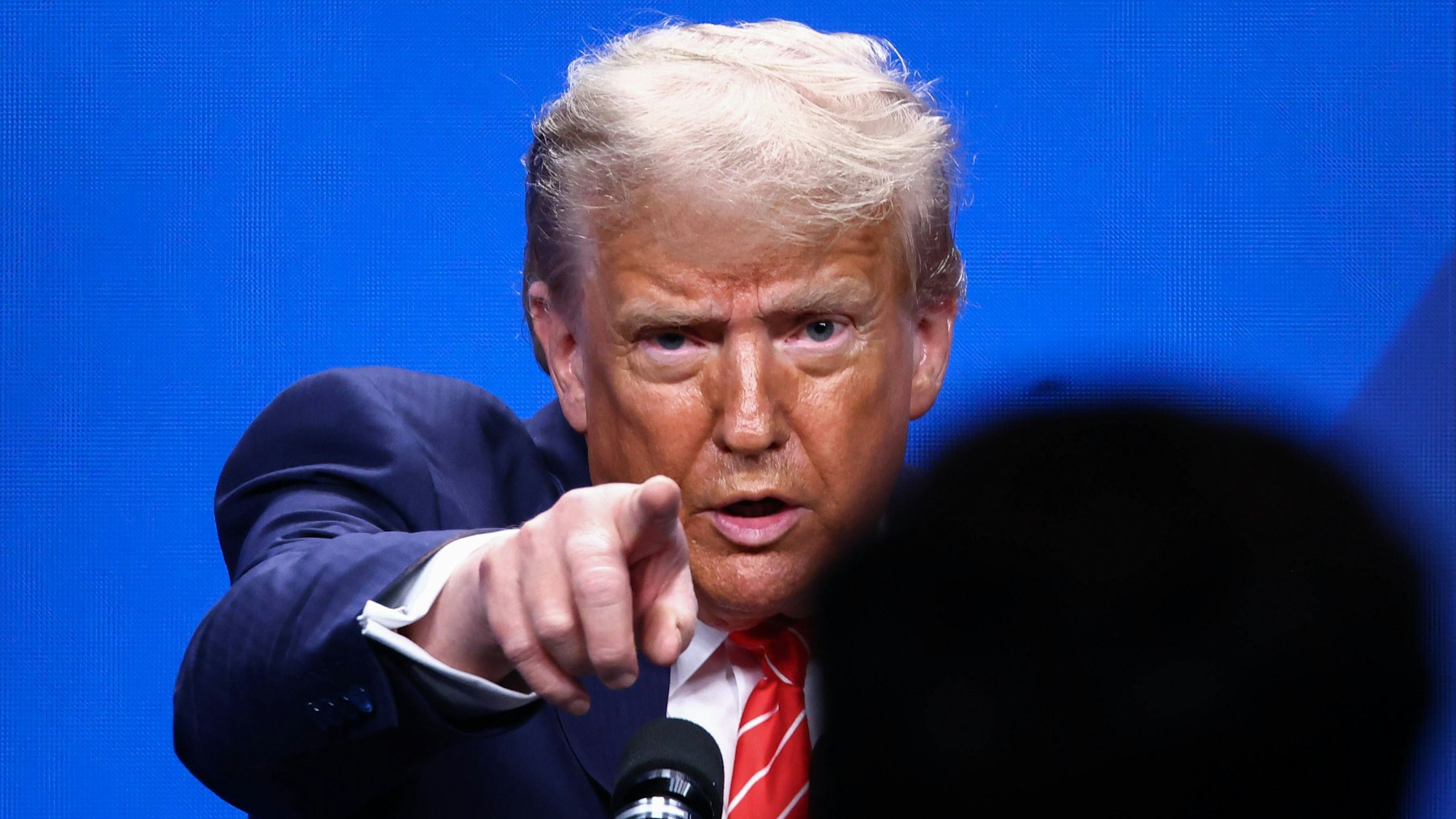 US-Präsident Donald Trump zeigt bei einer Pressekonferenz mit dem Finger auf einen Reporter. (Archivbild)