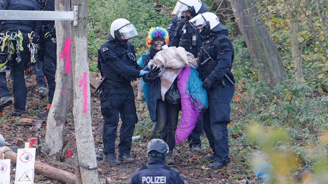 Mit einem Großeinsatz hat die Polizei das von Aktivisten besetzte Waldstück am Braunkohle-Tagebau Hambach geräumt.