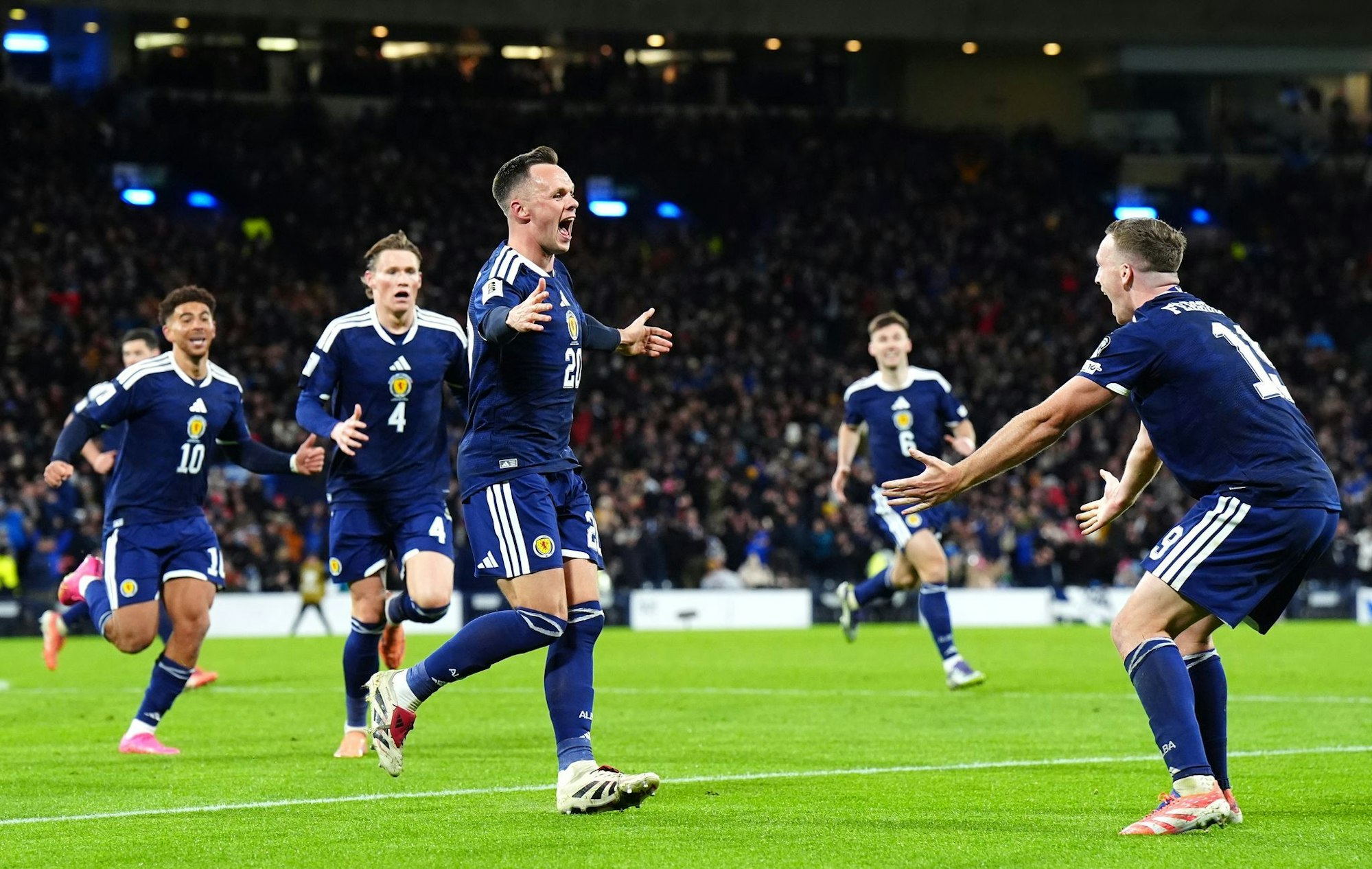 Schottland jubelte gegen Dänemark spät.