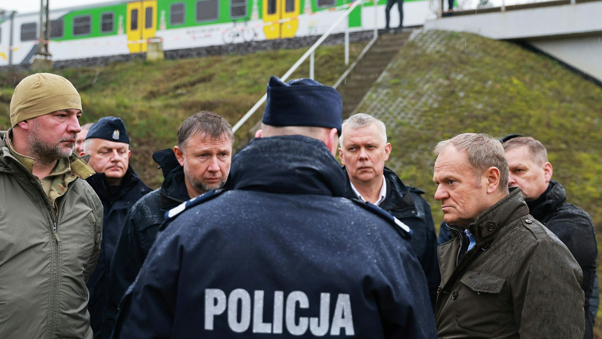 Ministerpräsident Tusk besichtigte am Montag die beschädigte Eisenbahnstrecke. (Archivbild)