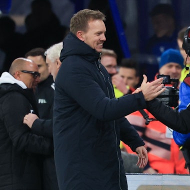 17.11.2025, Sachsen, Leipzig: Fußball: WM-Qualifikation Europa, Deutschland - Slowakei, Gruppenphase, Gruppe A, 6. Spieltag, Red Bull Arena. Julian Nagelsmann, Bundestrainer (Deutschland, l), und Joshua Kimmich (Deutschland) reagieren nach dem Schlusspfiff. Foto: Jan Woitas/dpa +++ dpa-Bildfunk +++