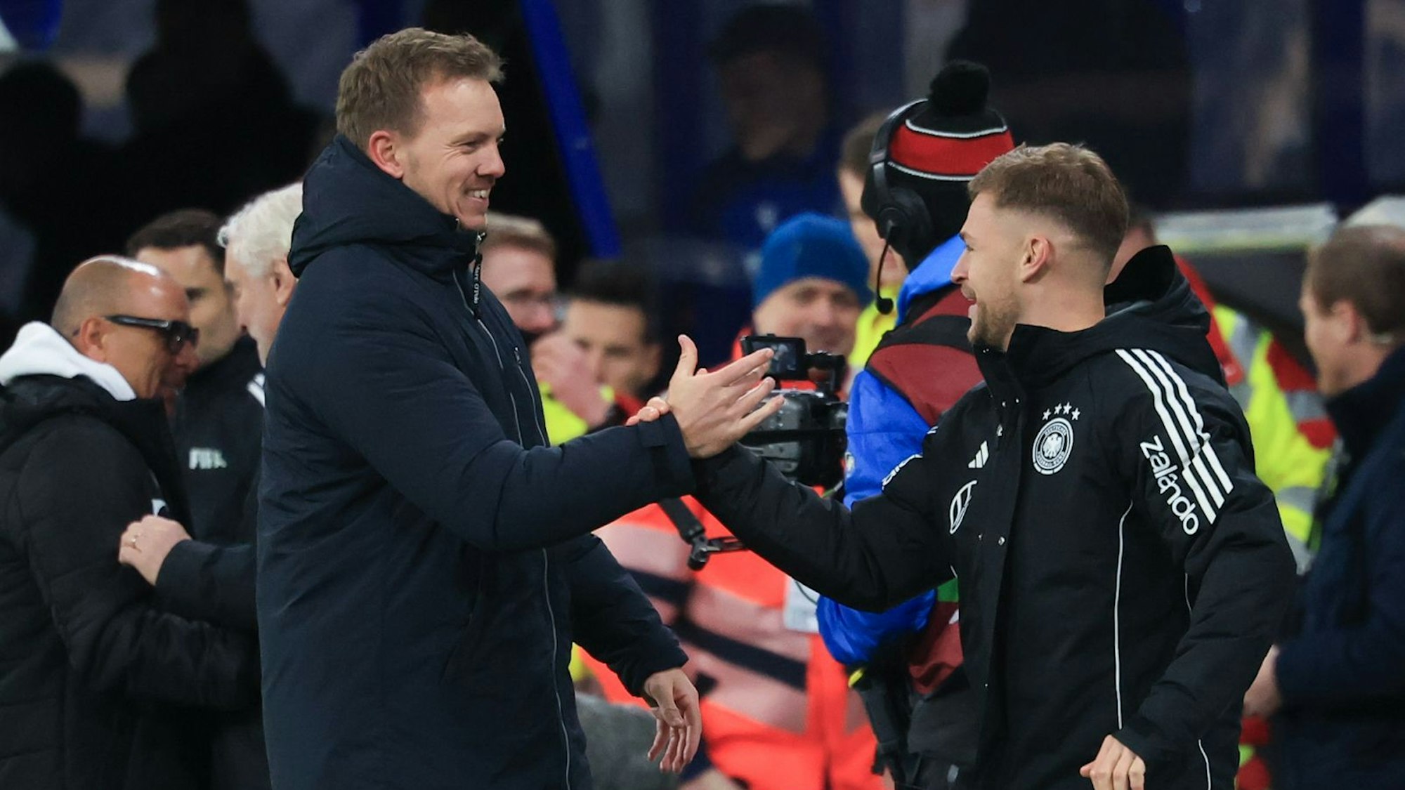 17.11.2025, Sachsen, Leipzig: Fußball: WM-Qualifikation Europa, Deutschland - Slowakei, Gruppenphase, Gruppe A, 6. Spieltag, Red Bull Arena. Julian Nagelsmann, Bundestrainer (Deutschland, l), und Joshua Kimmich (Deutschland) reagieren nach dem Schlusspfiff. Foto: Jan Woitas/dpa +++ dpa-Bildfunk +++