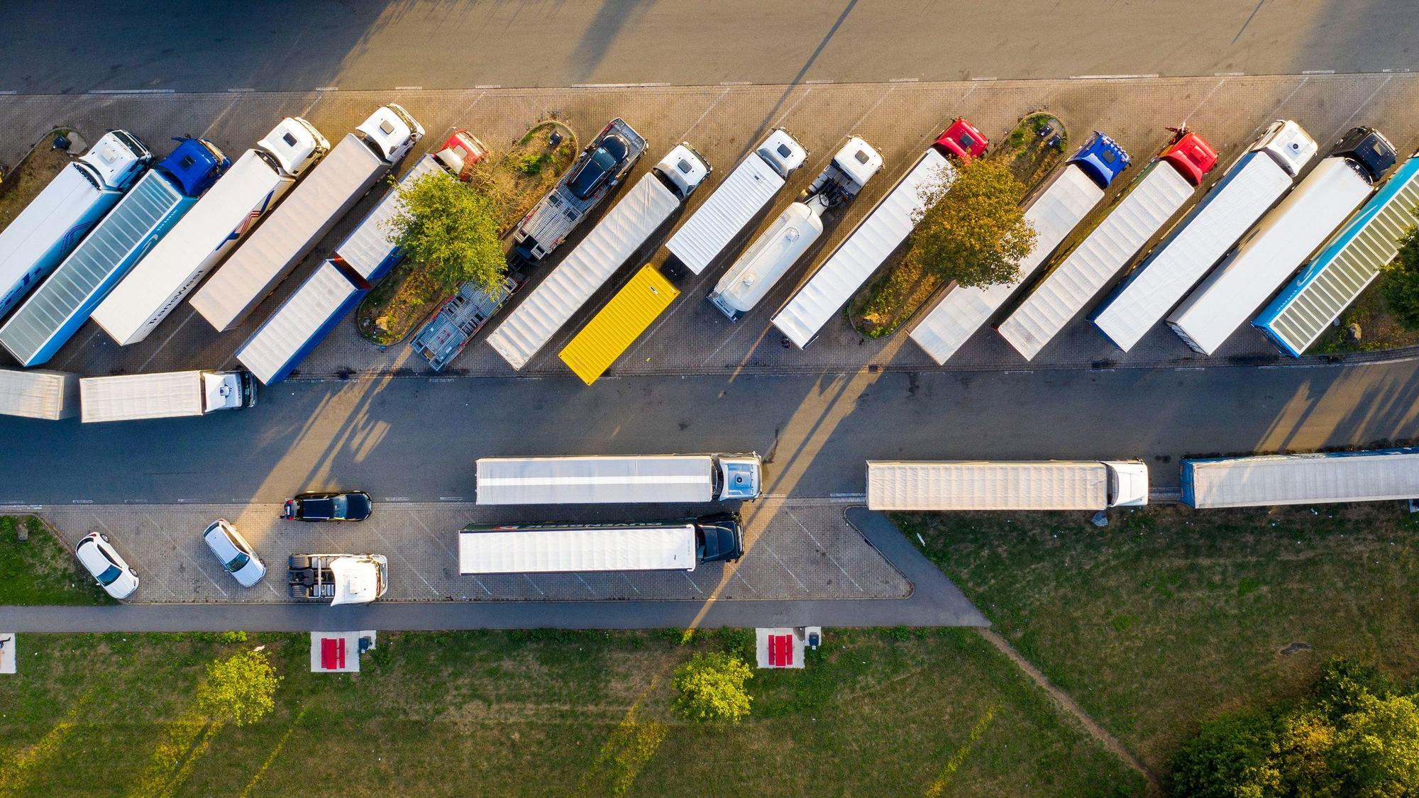 Der Kampf um einen Lkw-Parkplatz an einer Autobahn-Raststätte wie in an der A57 in Krefeld wird immer härter.