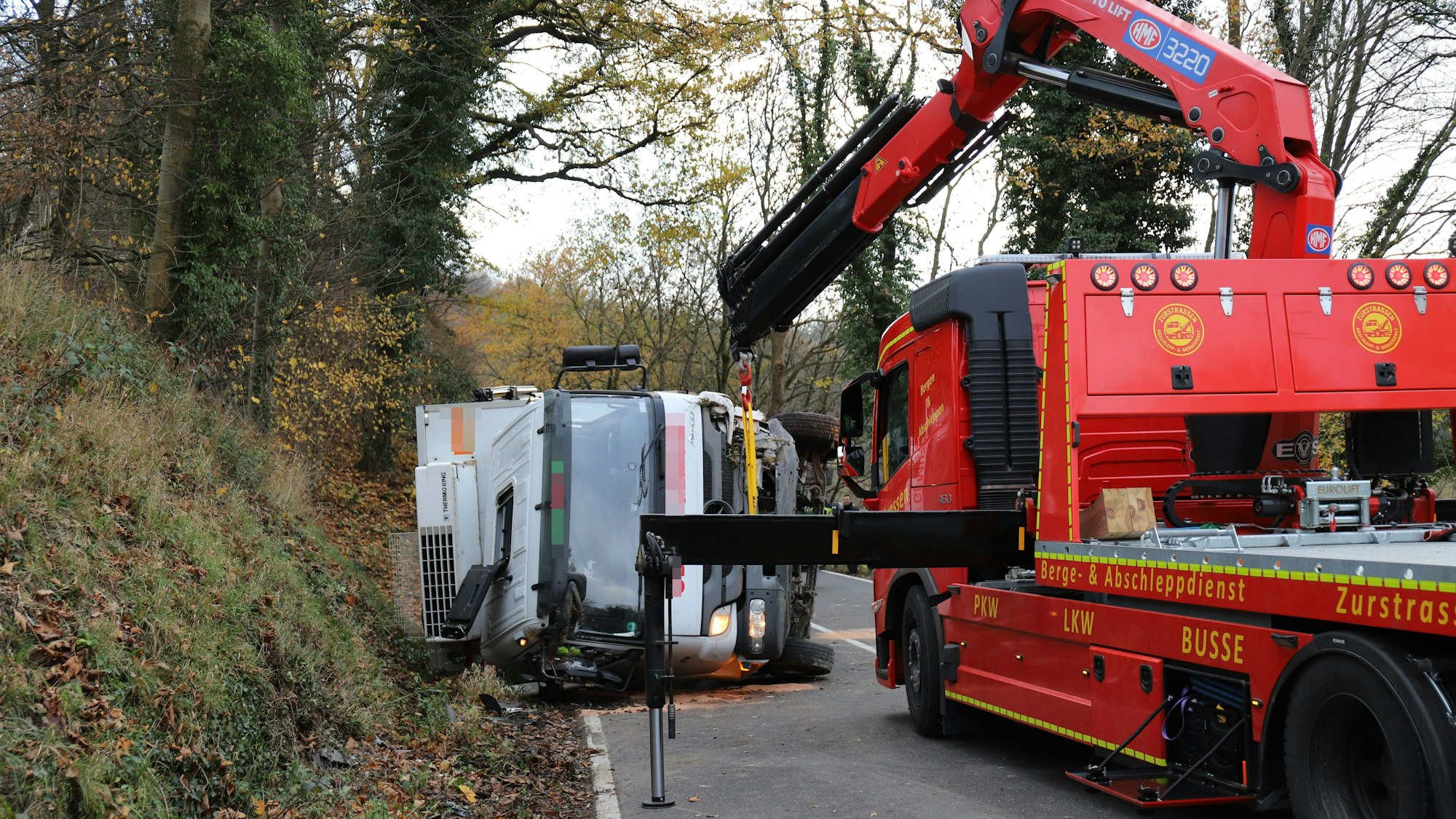Auf der Landstraße 333 ist bei Hennef-Bülgenauel am Dienstag (18. November) ein Obstlaster auf die Seite gekippt.