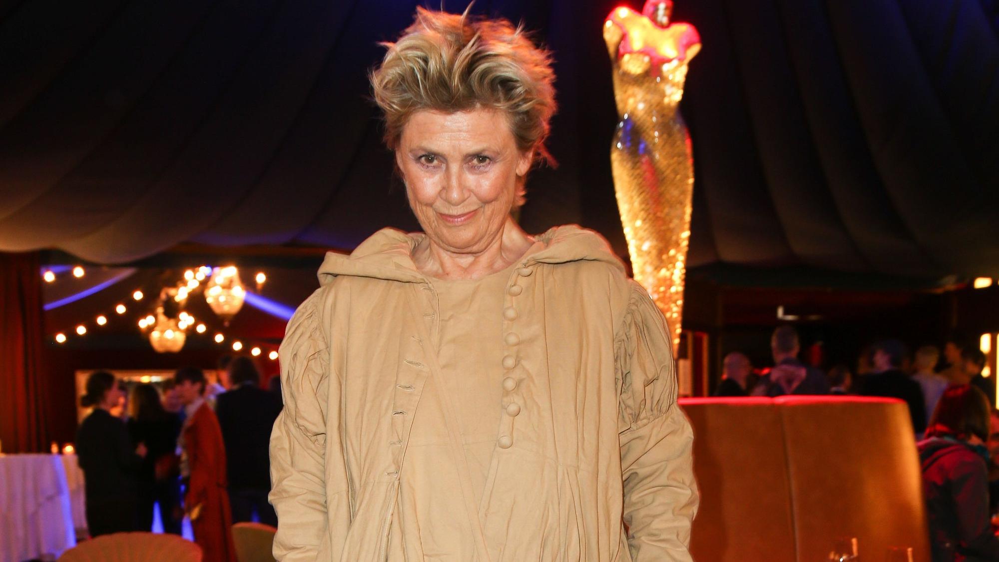 Gitte Hænning während der Uraufführung von „Dee Frost Welt – Lieder im Tipi“ am Kanzleramt.