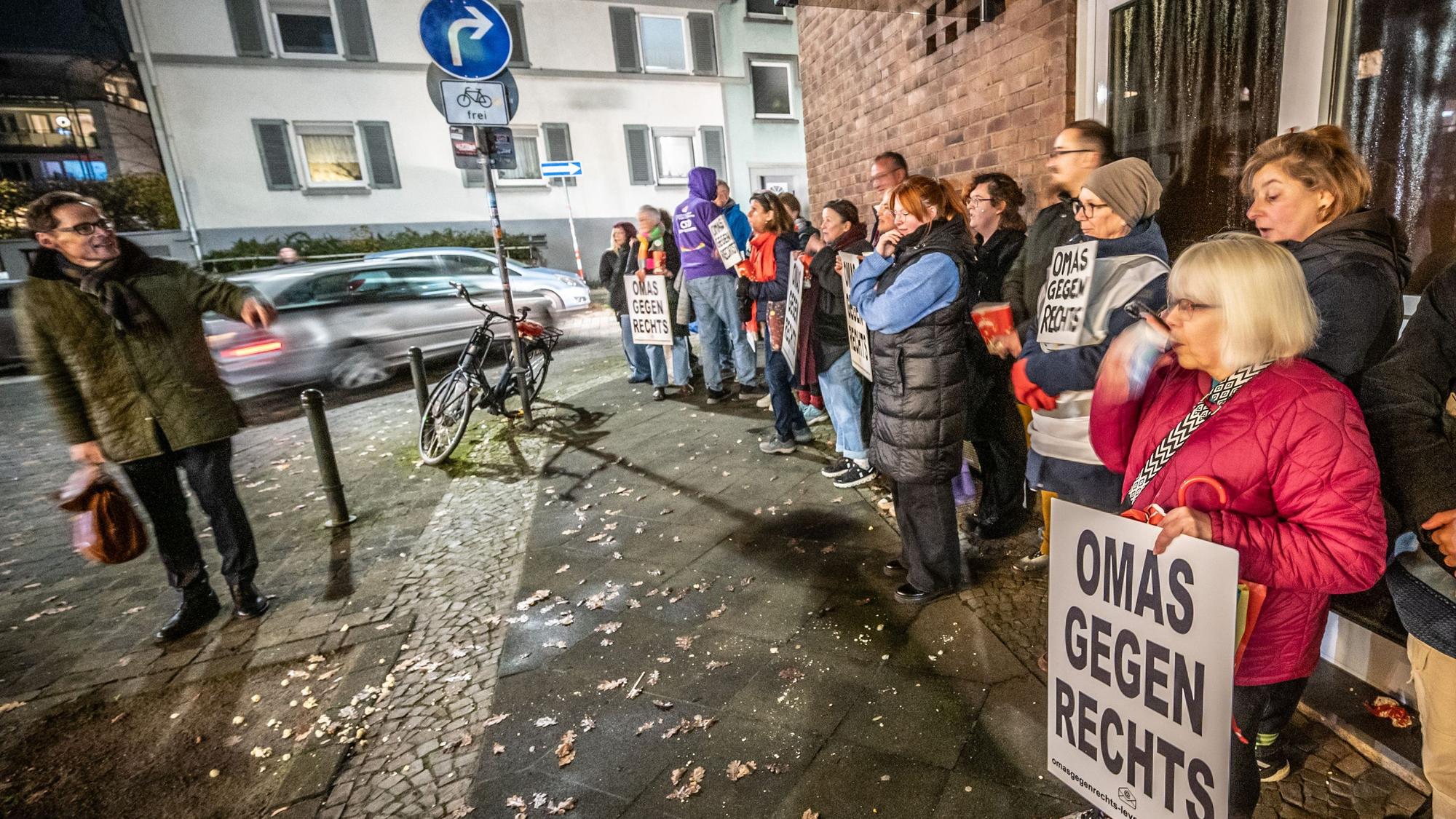 Protest der Omas gegen Rechts vor dem Scala, in dem der Schweizer Roger Köppel auftritt. Bild: Ralf Krieger