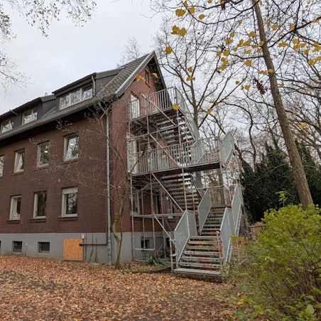 Das Foto zeigt eine Außenaufnahme des ehemaligen Naturfreundehauses auf dem Hürtherberg.