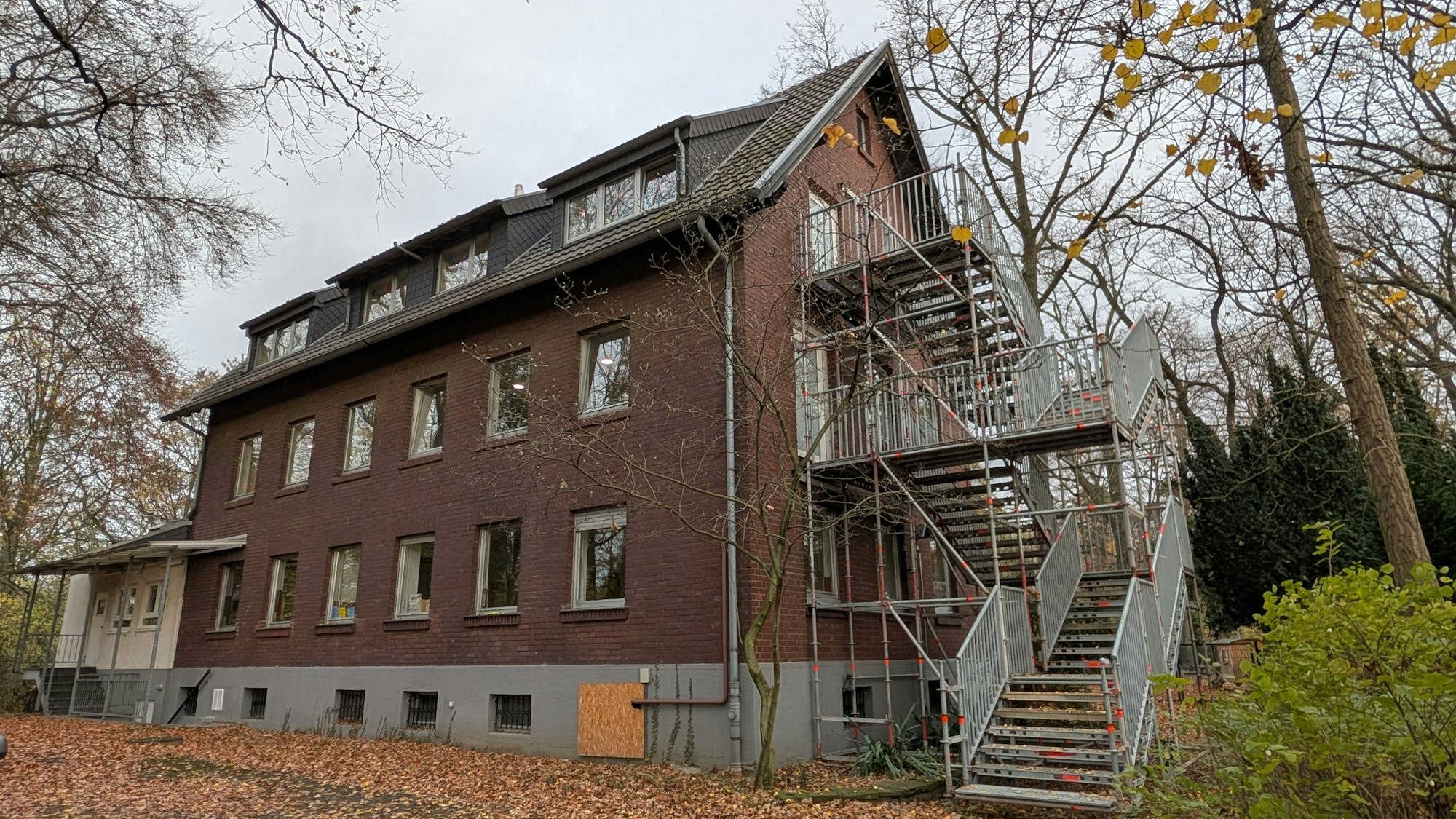 Das Foto zeigt eine Außenaufnahme des ehemaligen Naturfreundehauses auf dem Hürtherberg.