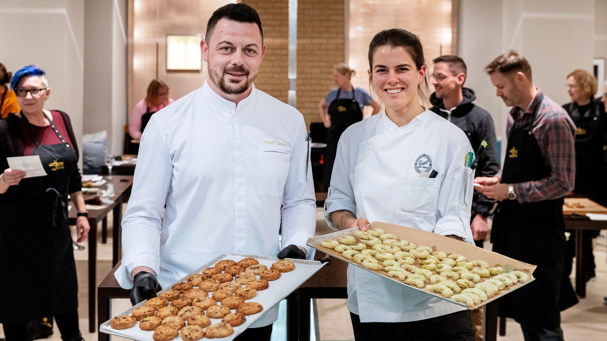 17.11.2025, Köln: Leser*innen des Kölner Stadt-Anzeiger backen unter der Anleitung von Franziska Claßen und Pavel Tanev im Excelsior Hotel Ernst Weihnachtsplätzchen.
Im Bild v.l.n.r. Pavel Tanev und Franziska Claßen.
Foto: Michael Bause