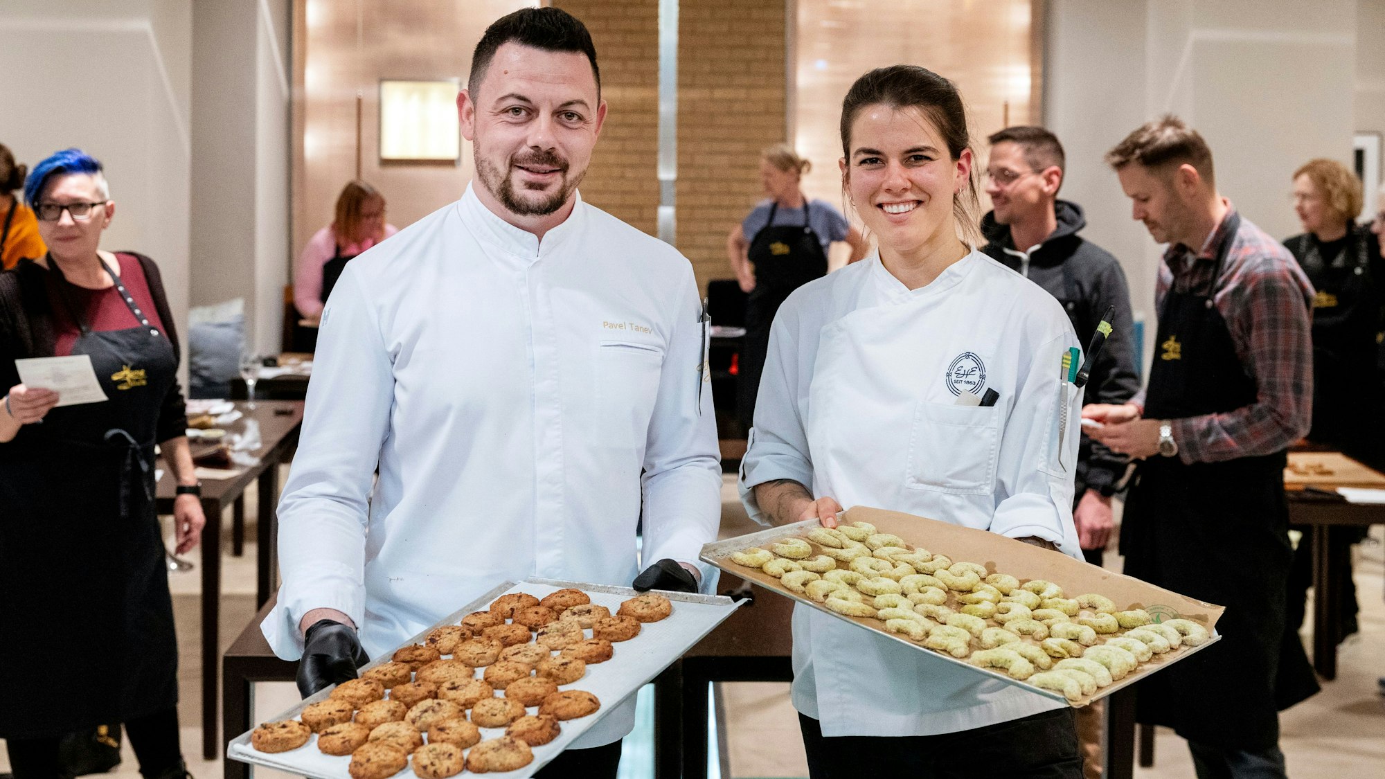 17.11.2025, Köln: Leser*innen des Kölner Stadt-Anzeiger backen unter der Anleitung von Franziska Claßen und Pavel Tanev im Excelsior Hotel Ernst Weihnachtsplätzchen.
Im Bild v.l.n.r. Pavel Tanev und Franziska Claßen.
Foto: Michael Bause